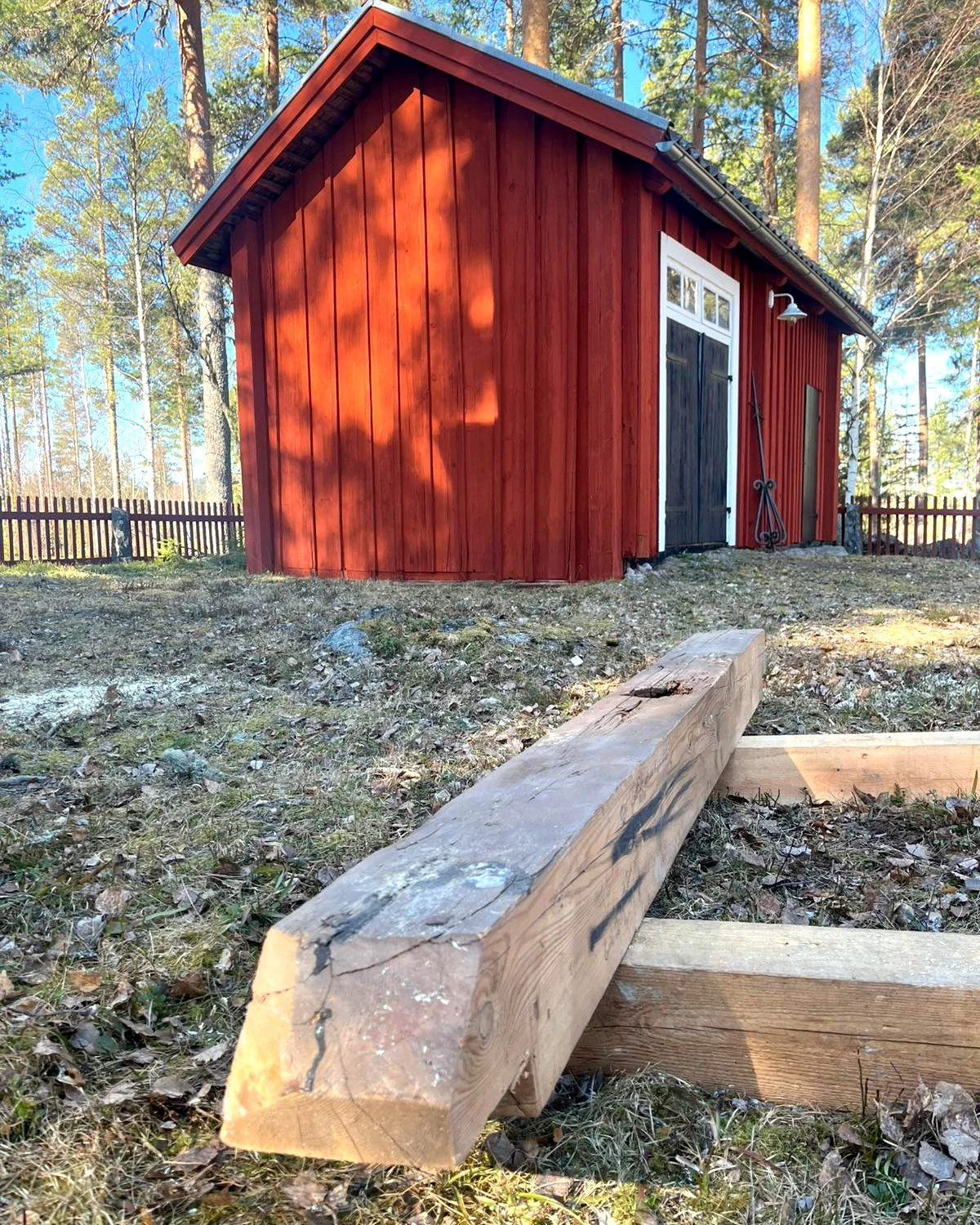 F&ouml;re &amp; Efter > Svep f&ouml;r att se hur vi ers&auml;tter r&ouml;tskadat timmer med nytt.

#f&ouml;reochefter #byggnadsv&aring;rd #byggnadsv&aring;rdipraktiken