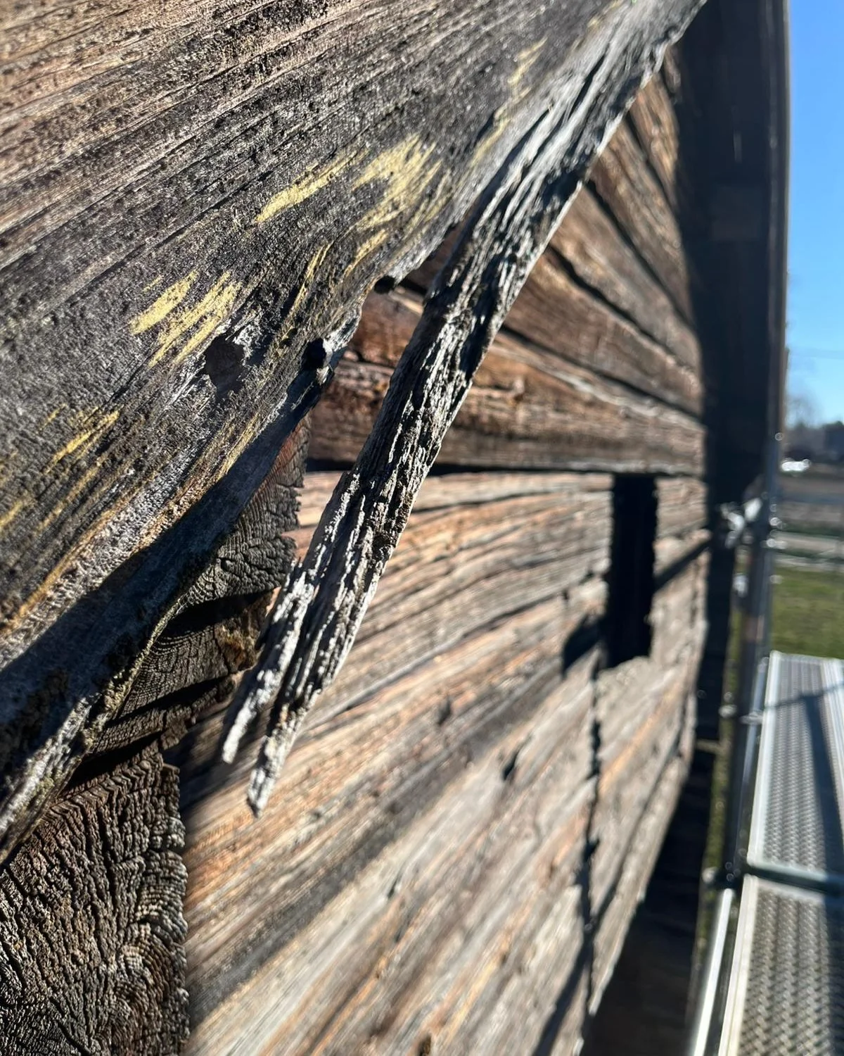 P&aring;g&aring;ende byte av pl&aring;ttak och vindskivor p&aring; H&auml;rbre i F&ouml;rnebo. 🌞