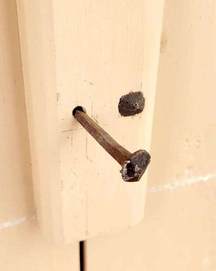 250 &aring;r gammal smidd spik f&aring;r s&auml;llskap av nytillverkad handsmidd spik.