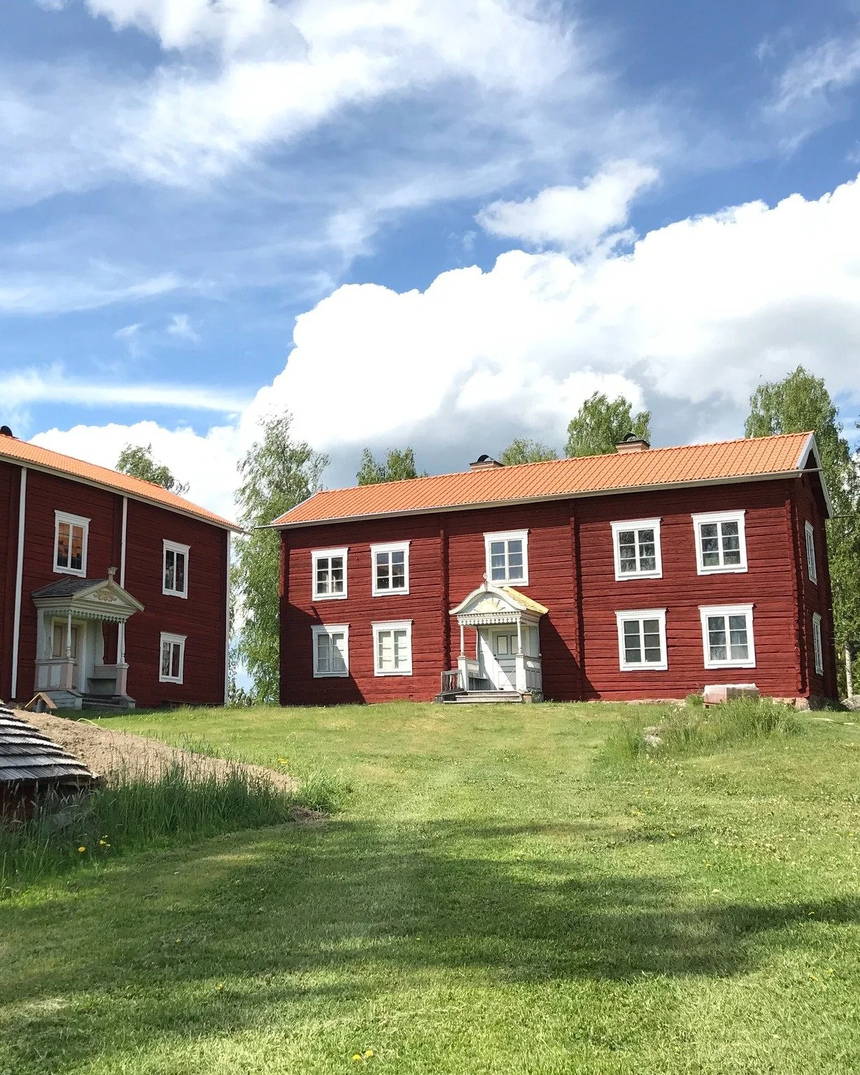 TIPS!
Mitt i Alfta ligger Ol-Anders, en av H&auml;lsinglands mest uppskattade H&auml;lsingeg&aring;rdar. Med sina vackra byggnader, rikt dekorerade interi&ouml;rer och levande historia ger g&aring;rden en unik inblick i den h&auml;lsingska byggnadstr