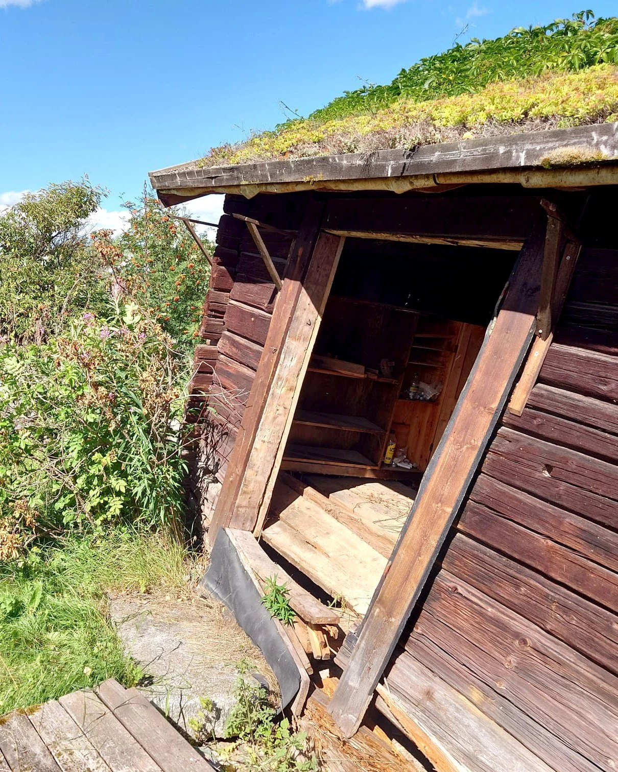 En lada p&aring; glid! En av sommarens r&auml;ddningsaktioner, ett h&auml;rligt och ganska typiskt sommaruppdrag f&ouml;r oss p&aring; Lassas. 

Med r&auml;tt kunskap, lite t&aring;lamod och respekt f&ouml;r den gamla konstruktionen g&aring;r det oft