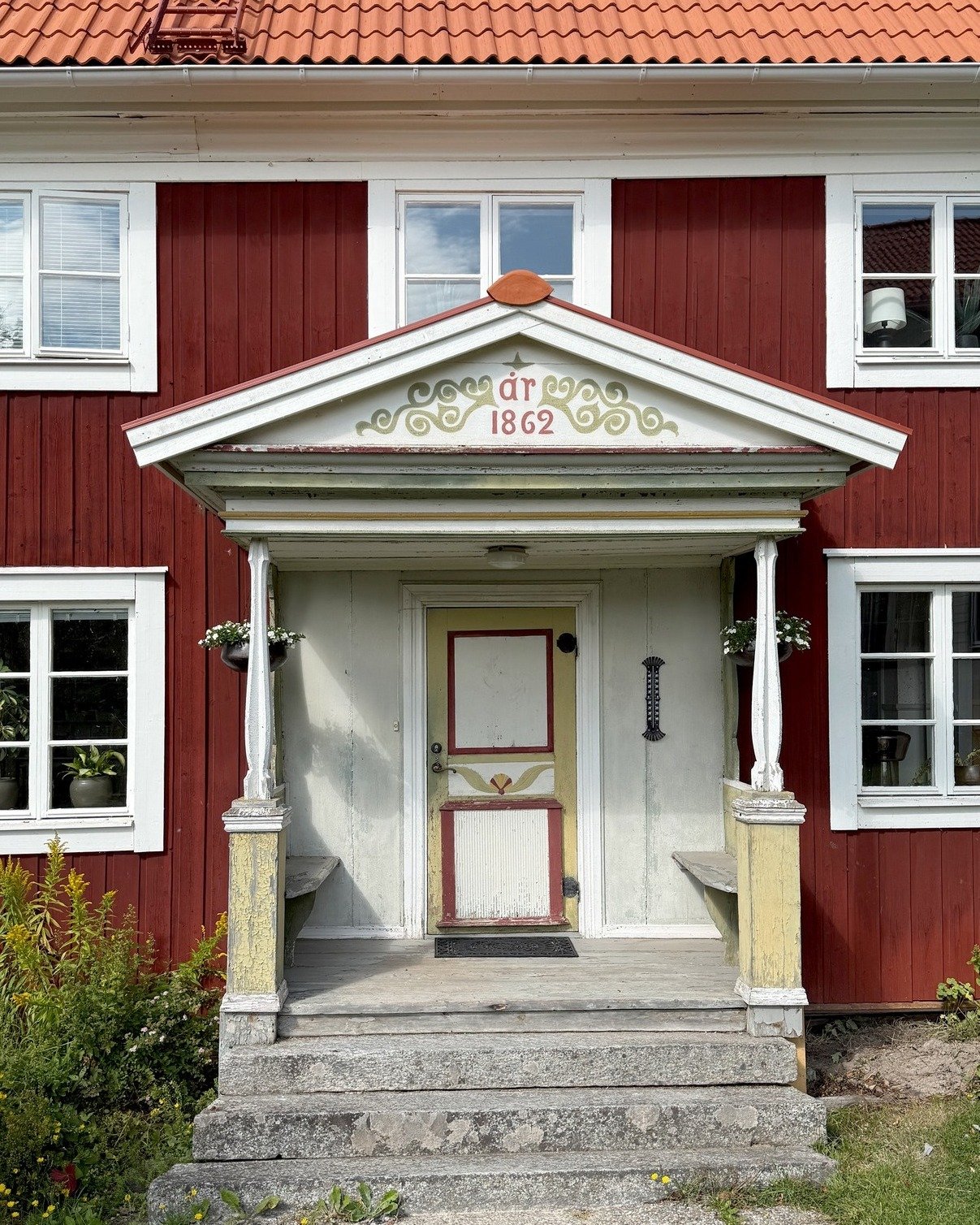 Spikrakt &auml;r en definitionsfr&aring;ga n&auml;r man jobbar med gamla byggnader. Det h&auml;r kallar vi spikrakt!

Brokvisten p&aring; Danes i Kn&aring;da &auml;r r&auml;tad och det n&auml;stan obefintliga, r&ouml;tskadade timret under &auml;r utb