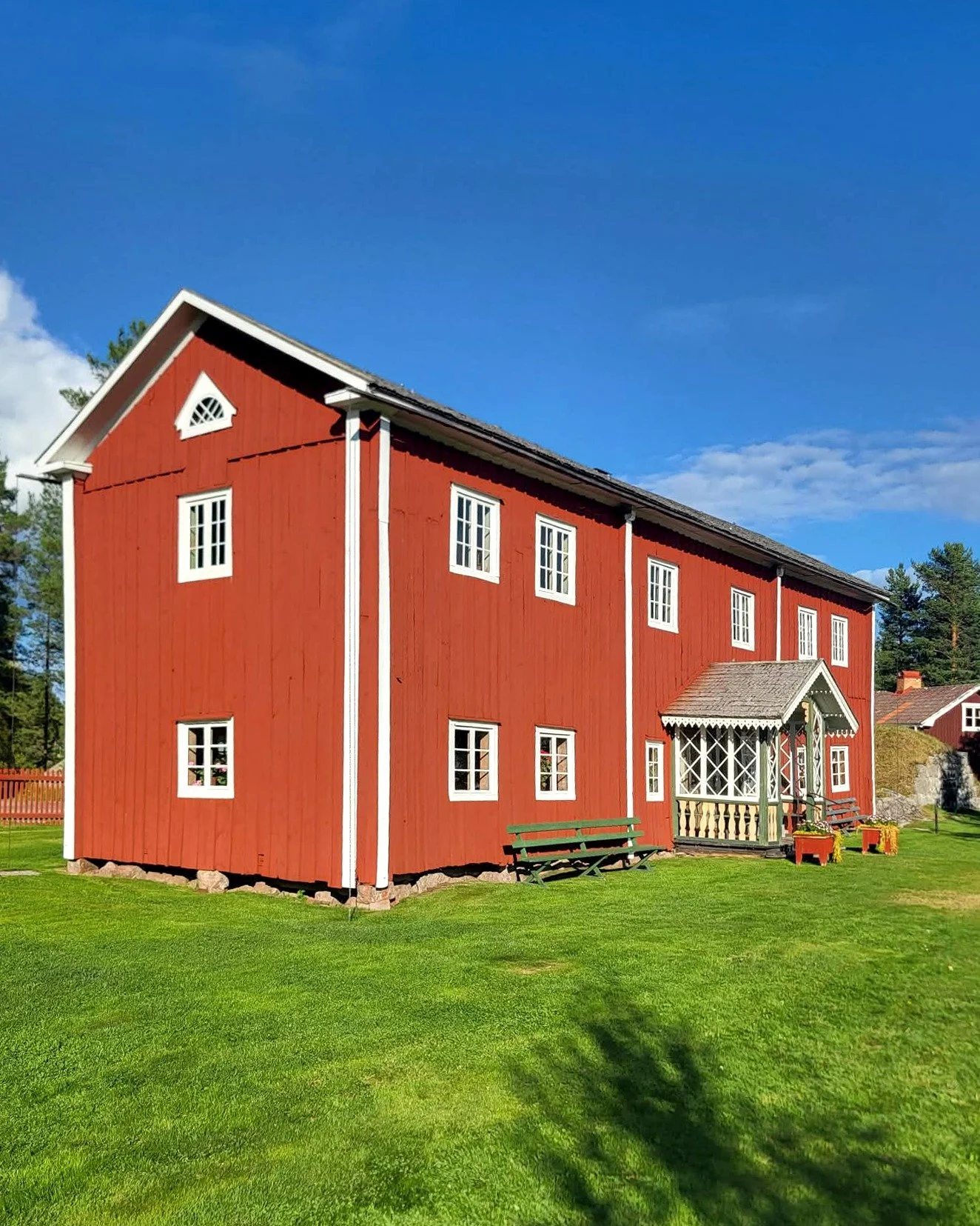 Vid f&aring; och unika tillf&auml;llen tar vi p&aring; oss m&aring;laruppdrag &ndash; v&aring;ra v&auml;rldsarvsg&aring;rdar &auml;r s&aring;dana. I sommar har vi haft gl&auml;djen att f&aring; m&aring;la F&aring;gelsj&ouml; Gammelg&aring;rd.

[Falur