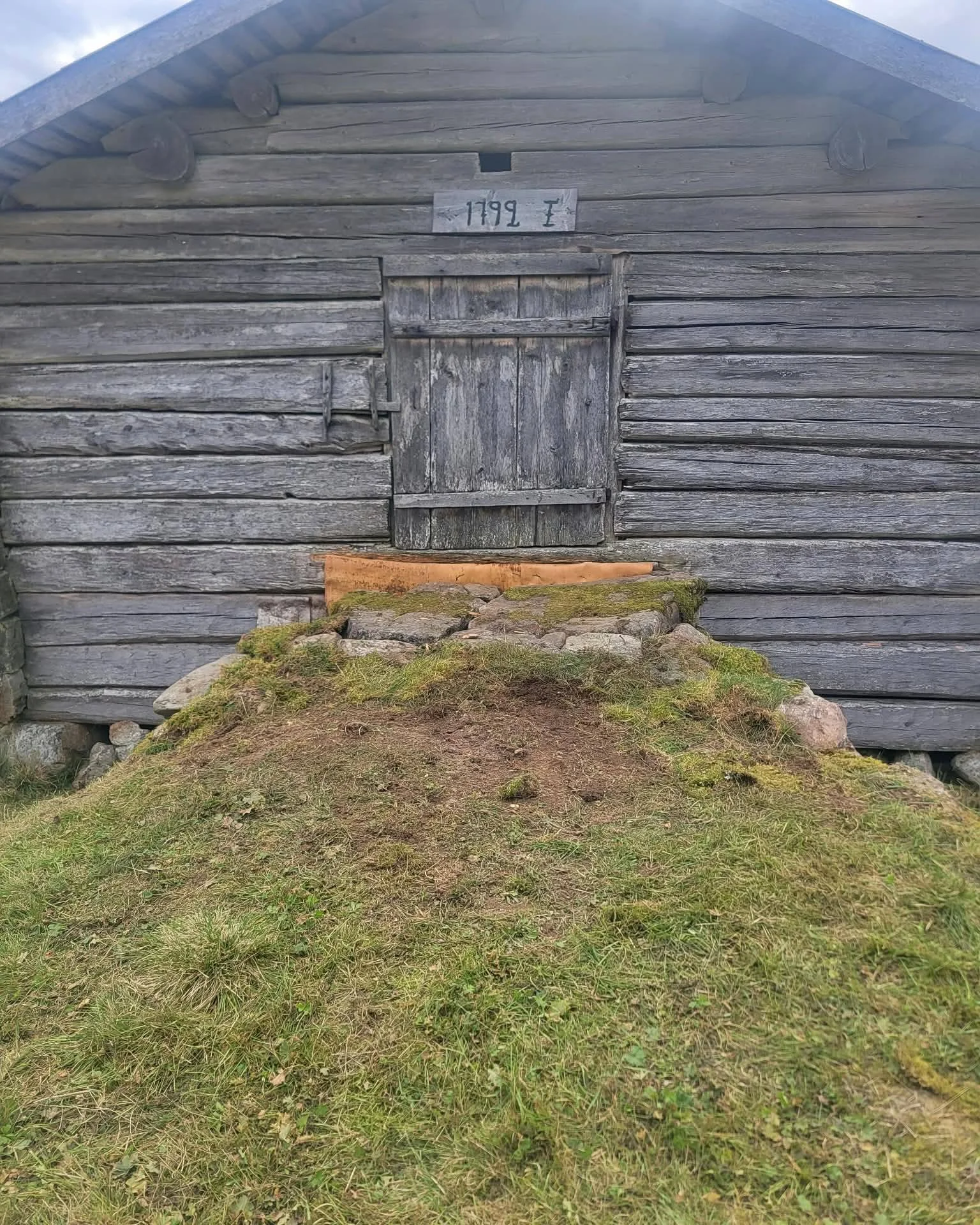 Vad &auml;r en kallmur?

En kallmur byggs av natursten utan murbruk, d&auml;r stenarna staplas och kilas p&aring; plats. Tekniken har anv&auml;nts i Sverige i &aring;rhundraden och &auml;r vanlig i grunder till torp och andra &auml;ldre byggnader.

K