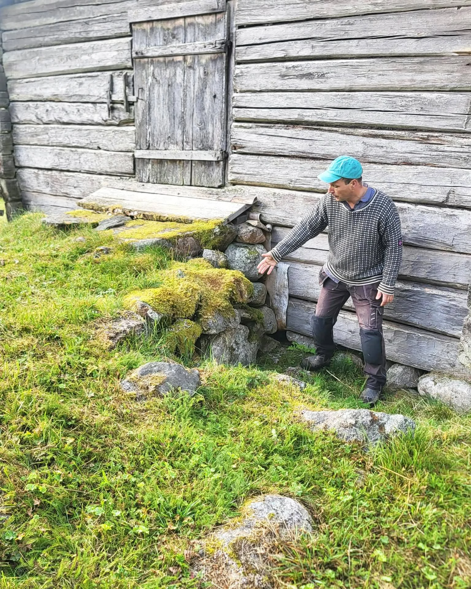 Kallmurning &ndash; steg f&ouml;r steg.

Under &aring;rets seminarium p&aring; V&aring;sbo f&auml;bodvallar fick vi g&aring; fr&aring;n teori till praktik och l&auml;ra oss mer om hur en kallmur byggs och restaureras, fr&aring;n att bed&ouml;ma och p