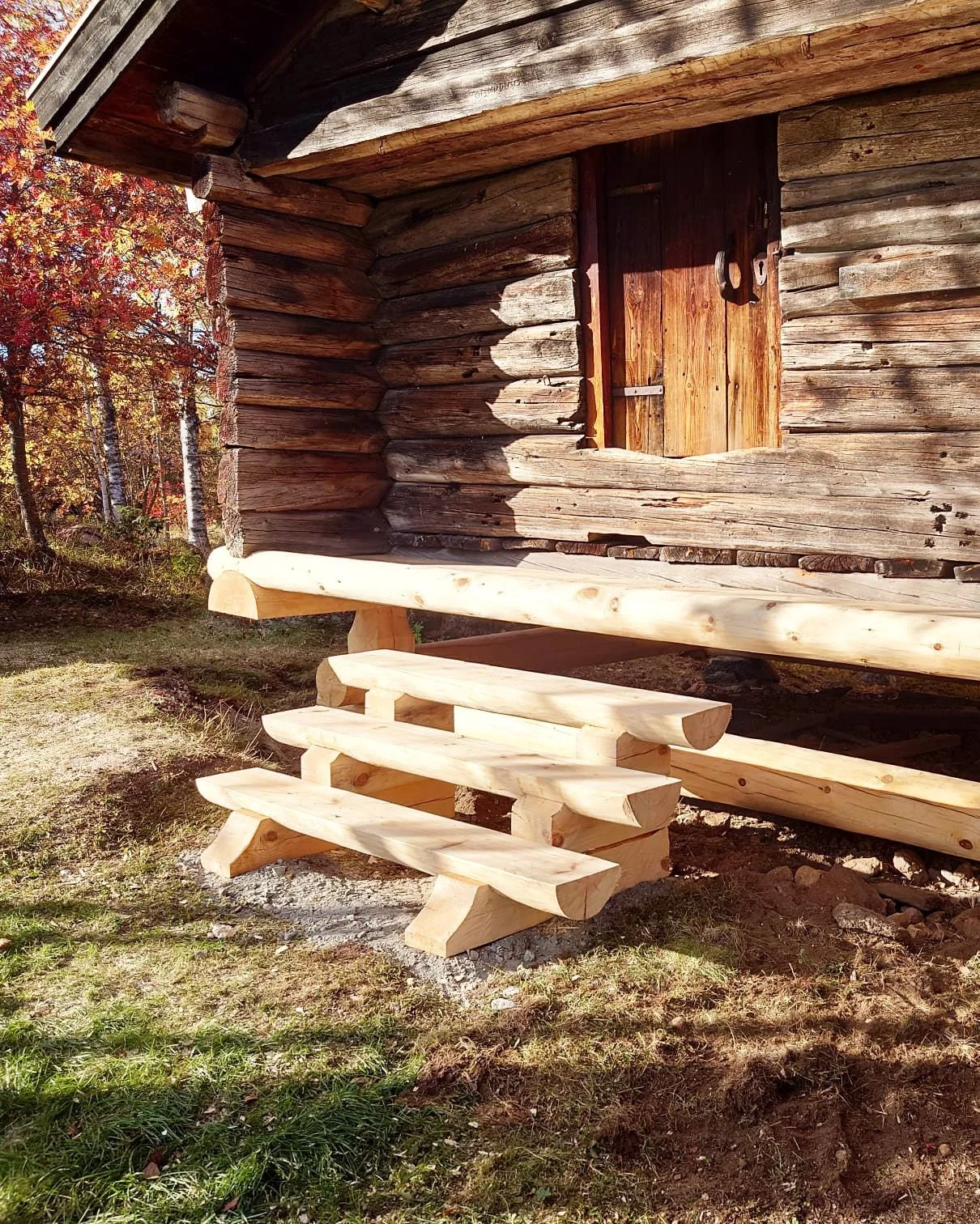 Nu &auml;r h&auml;rbret i Dalfors klart!
Nya svaleplankor &auml;r p&aring; plats och h&auml;rbret har kompletterats med en ny stocktrappa. Ett fint avslut p&aring; ett jobb d&auml;r gammalt timmer, traditionella l&ouml;sningar och nytt hantverk f&ari