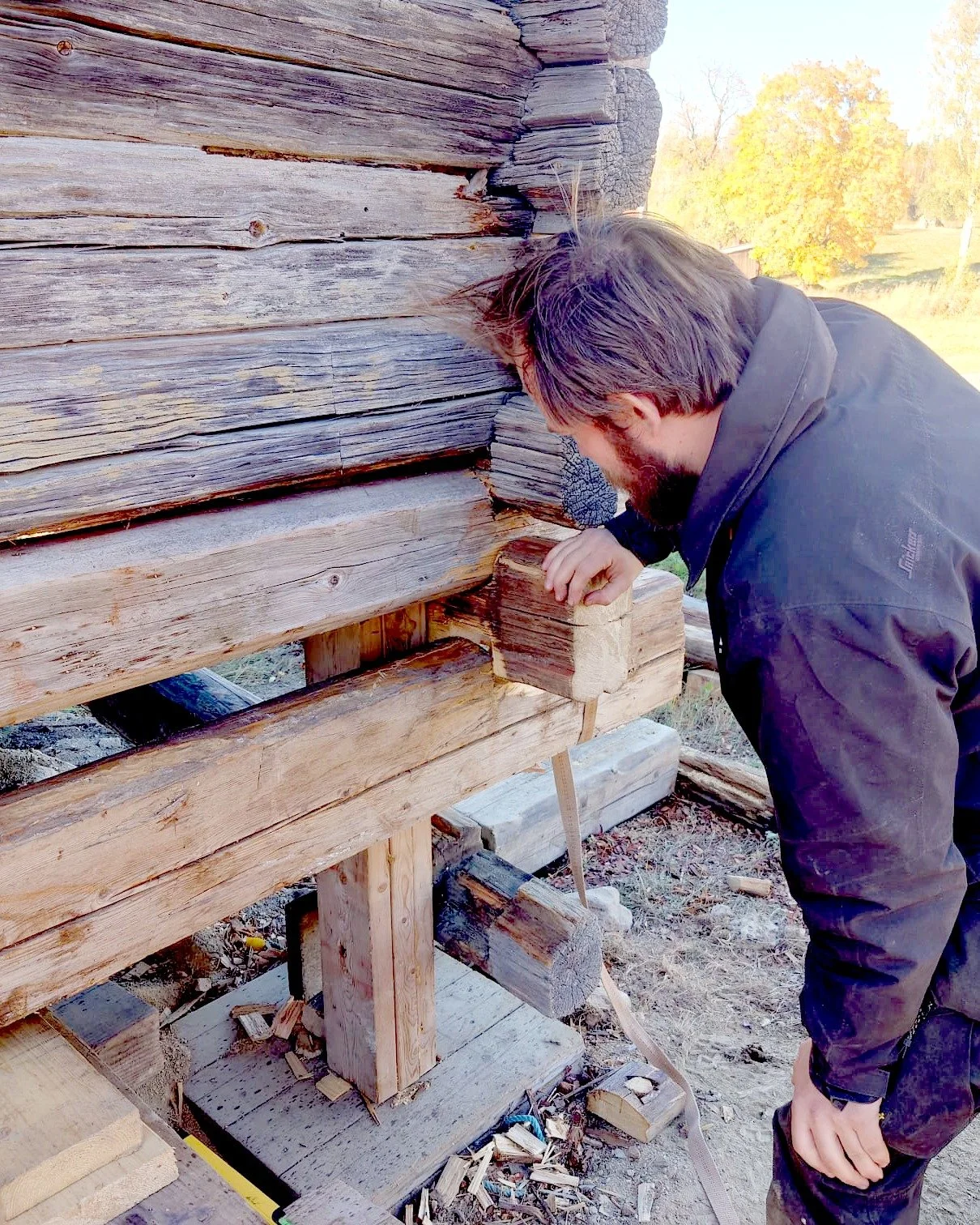 H&auml;r g&auml;ller det att t&auml;nka ett par steg fram&aring;t och arbeta metodiskt, en stock i taget.

[timmer. timmerlada. timmerman. timmerlagning. byggnadsv&aring;rd. traditionellt hantverk. H&auml;lsingland.]