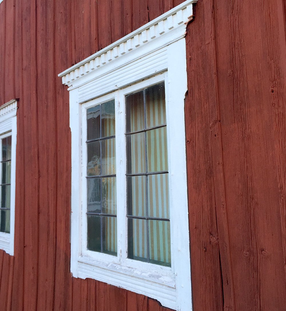 Blyinfattat fönster med krönlist