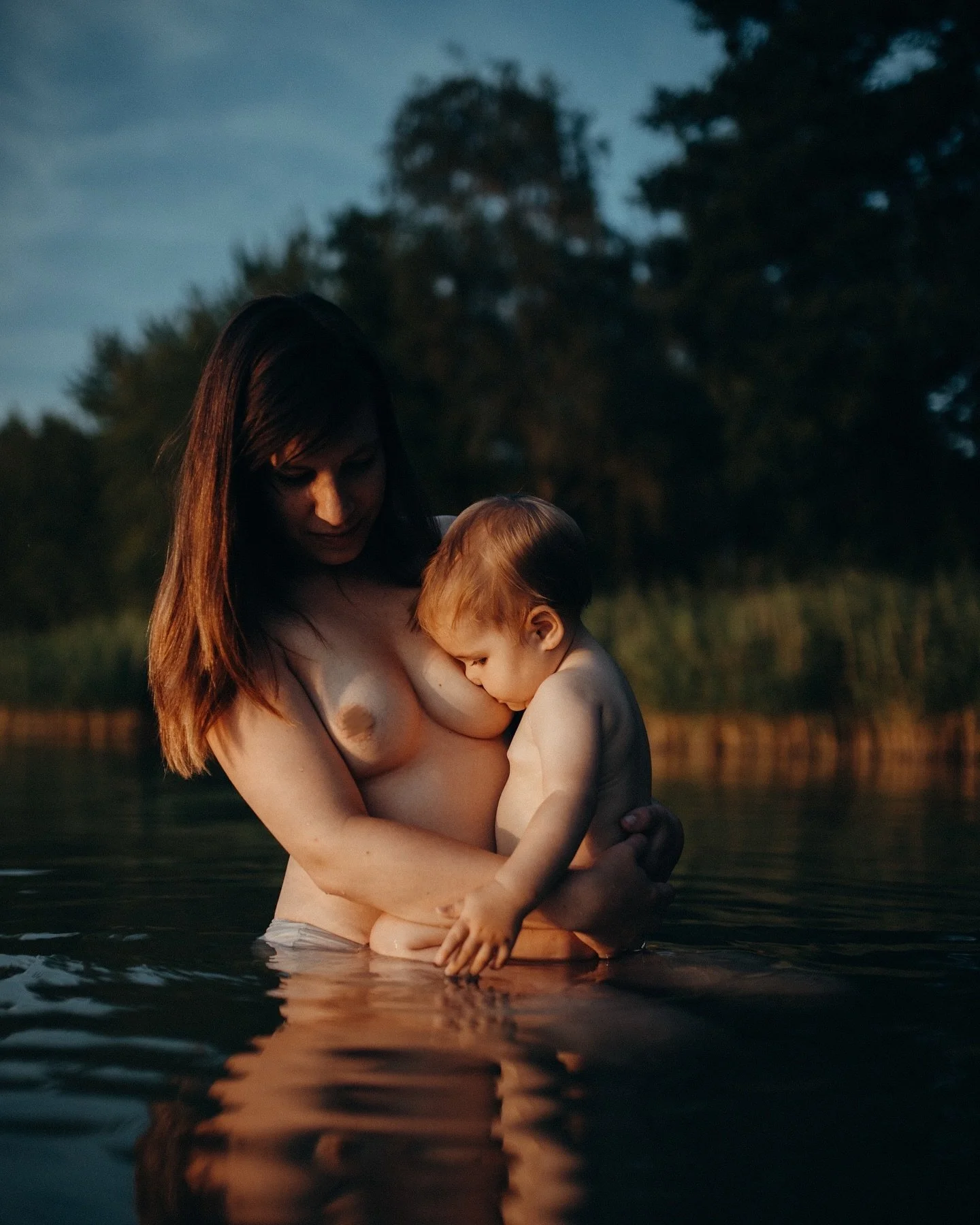 Weiter geht es mit Stillfotos ❤️ Es gibt nach wie vor nichts Sch&ouml;neres f&uuml;r mich zu Fotografieren, als Eure Mutterschaft festzuhalten. Und von dieser Serie finde ich jedes Foto unfassbar sch&ouml;n. Eigenlob und so, ne? 😅 Aber die Sonne und