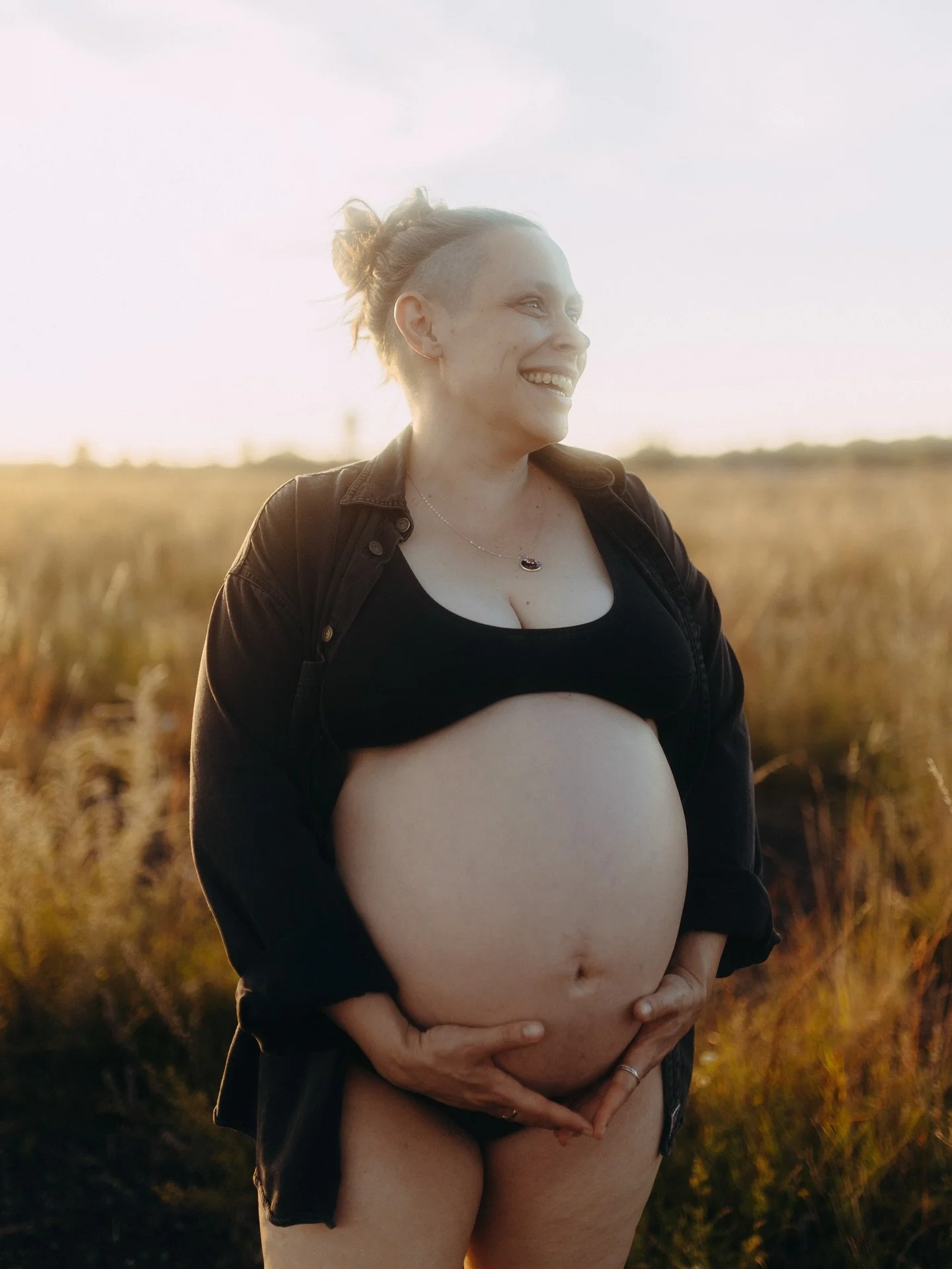 Sonnenuntergang und Zwillingsbauch

Eventuell ist das einigen schon aufgefallen&hellip;Ich liebe es, mit Gegenlicht zu arbeiten. Und nat&uuml;rlich liebe ich Sonnenunterg&auml;nge 🥰 Zum ersten Mal hatte ich ein Shooting auf dem Tempelhofer Feld. Da 