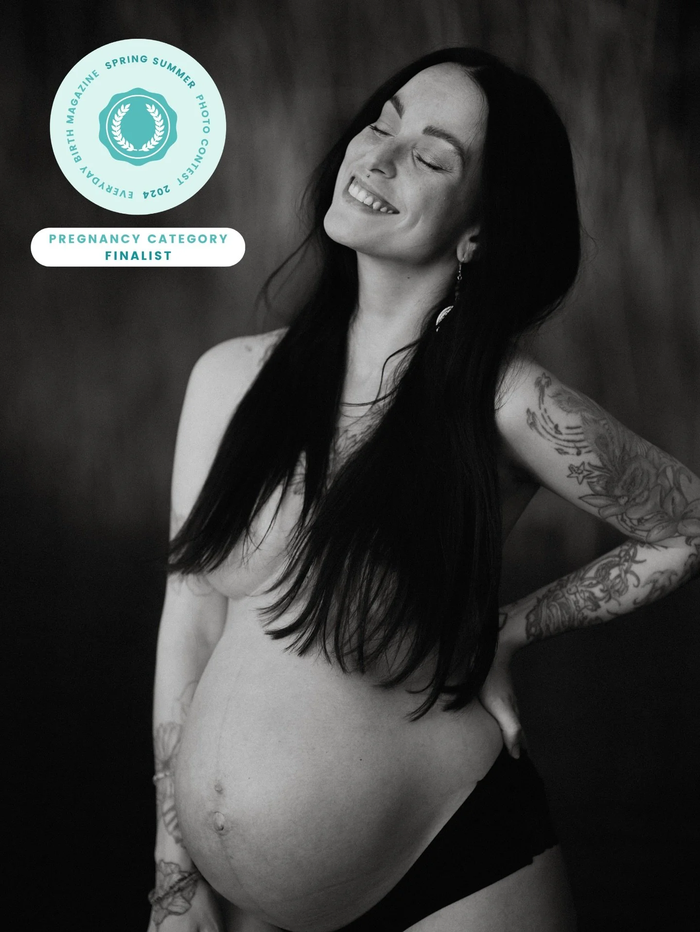 Ich habe euch das letzte Jahr gar nicht richtig mitgeteilt, nur mal zwischendurch in den Stories gezeigt, daher muss ich das mal nachholen. 

Ich war im Sommer 2024 mit dem Foto &bdquo;Stolze Mama&ldquo; unter den Finalisten in der Kategorie &bdquo;S