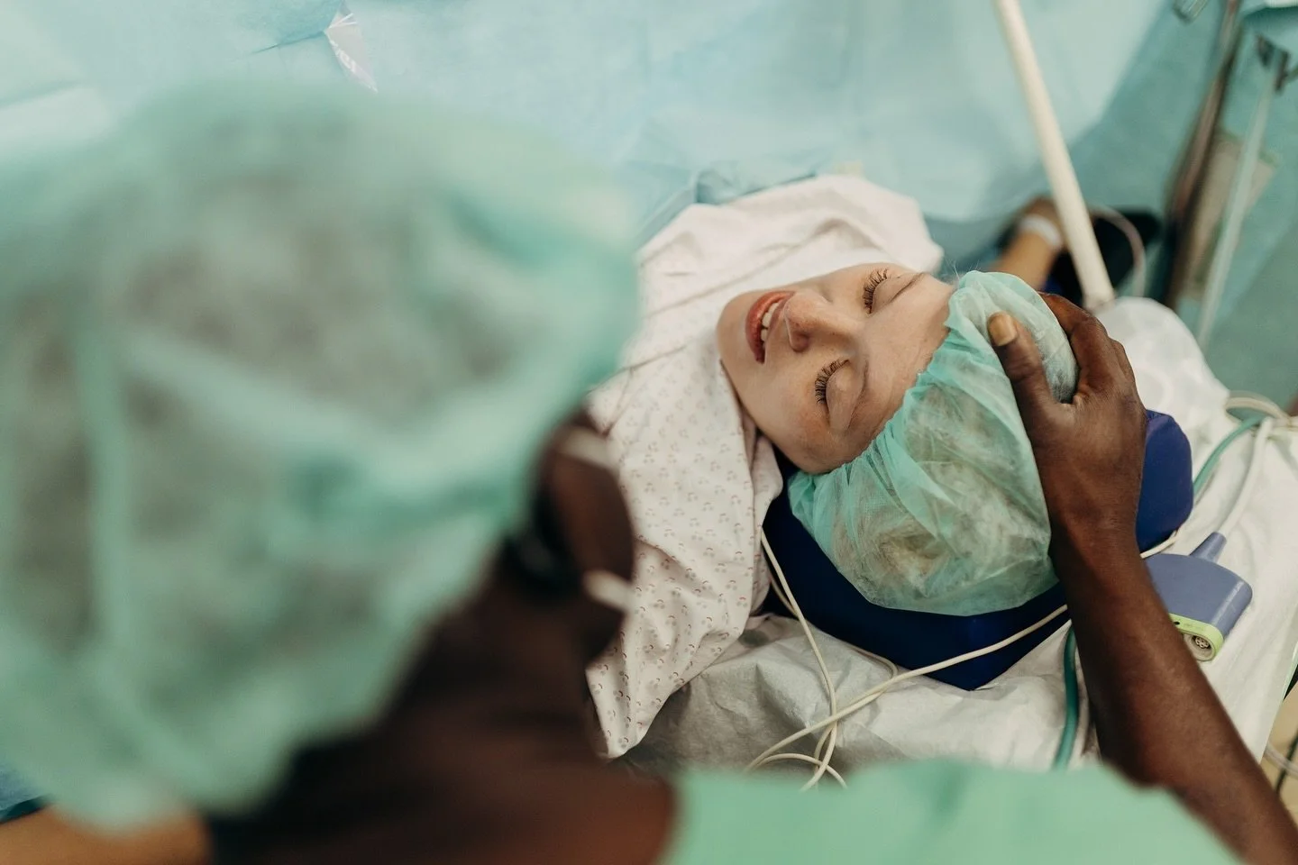 Durch den Bauch geboren ❤️

Nzeige ich euch endlich die ersten Fotos von einer Bauchgeburt, die ich fotografisch begleiten durfte. Es war die vierte Geburt durch den Bauch der Mama. Ihr wisst, ich bin kein Freund gro&szlig;er Worte, aber die Mama hat