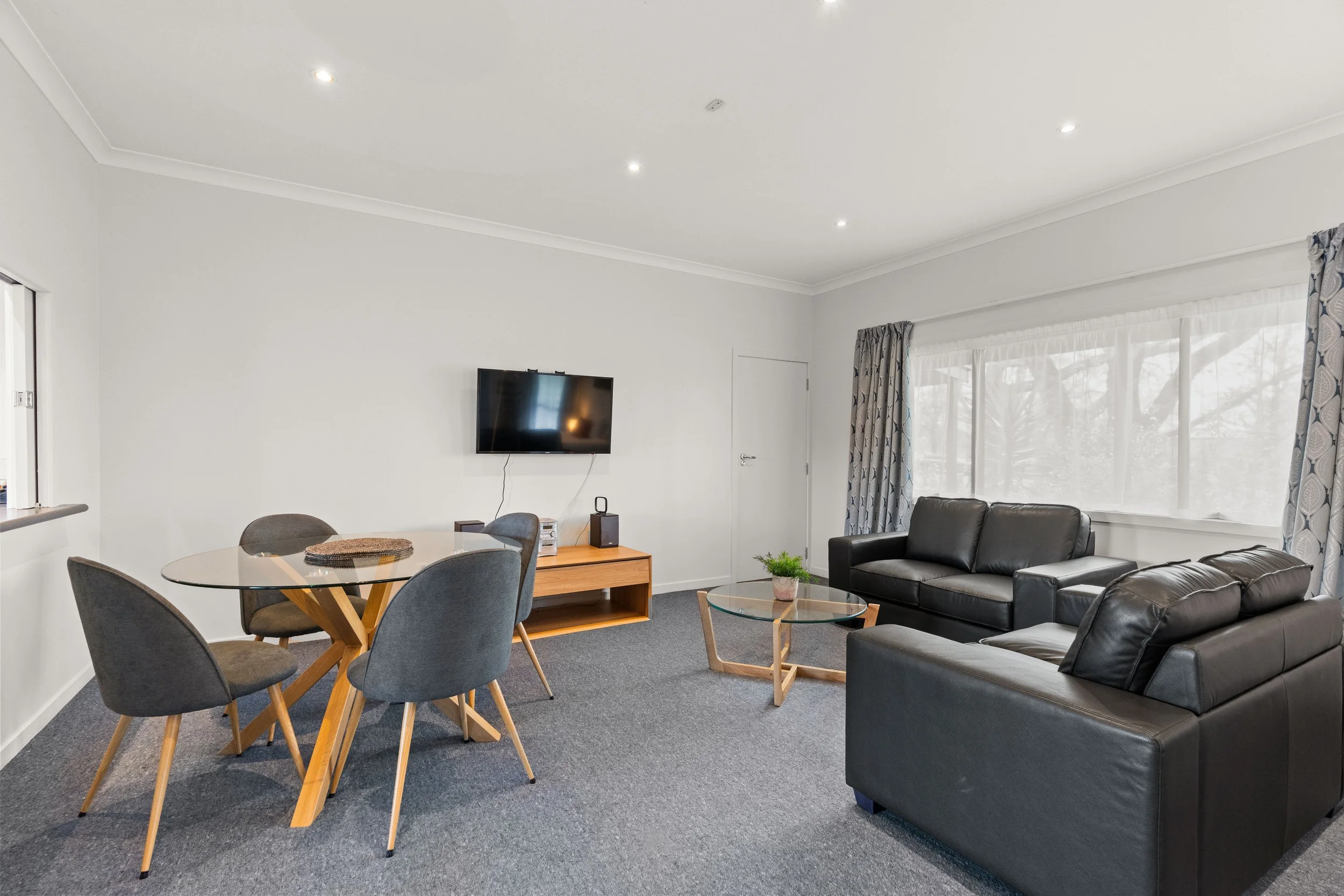 Exec - Lounge-Dining Murray Chisholm and Yvette Johnson.jpg