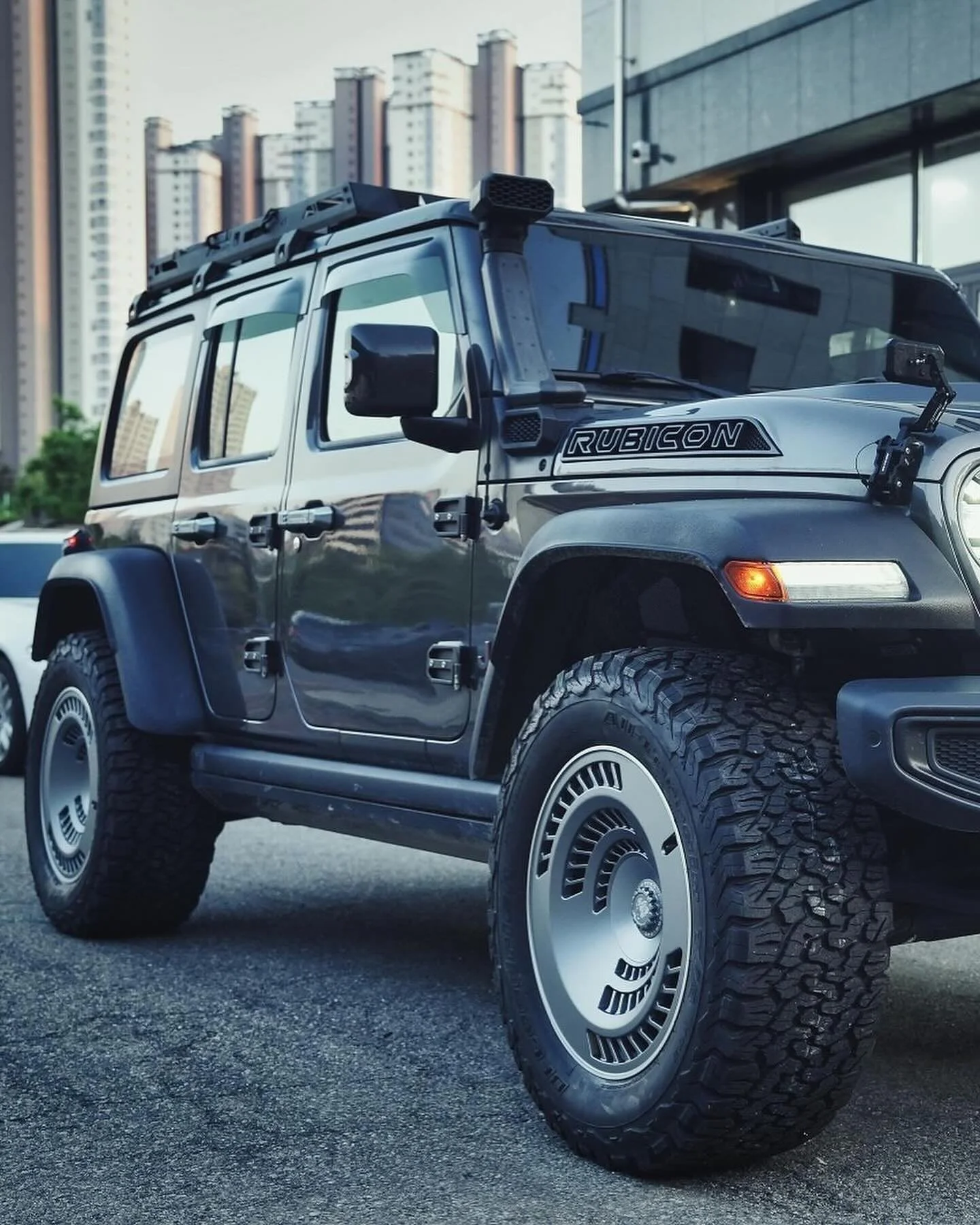 Repost from @alpacar_offroad
&bull;
INITIOFOGED DISCO02 
휠을 장착한 JL 차량 입니다 
휠 스펙은 10J -3 20인치 
타이어는 35x12.50R20 BFGOODRICH KO2 입니다
@initioforgedwheels 
#initioforgedwheel #initioforged #이니시오휠 #initiofogeddiscowheel #오프로드휠 #랭글러휠타이어 #랭글러휠 #jeep #알파카 #화성