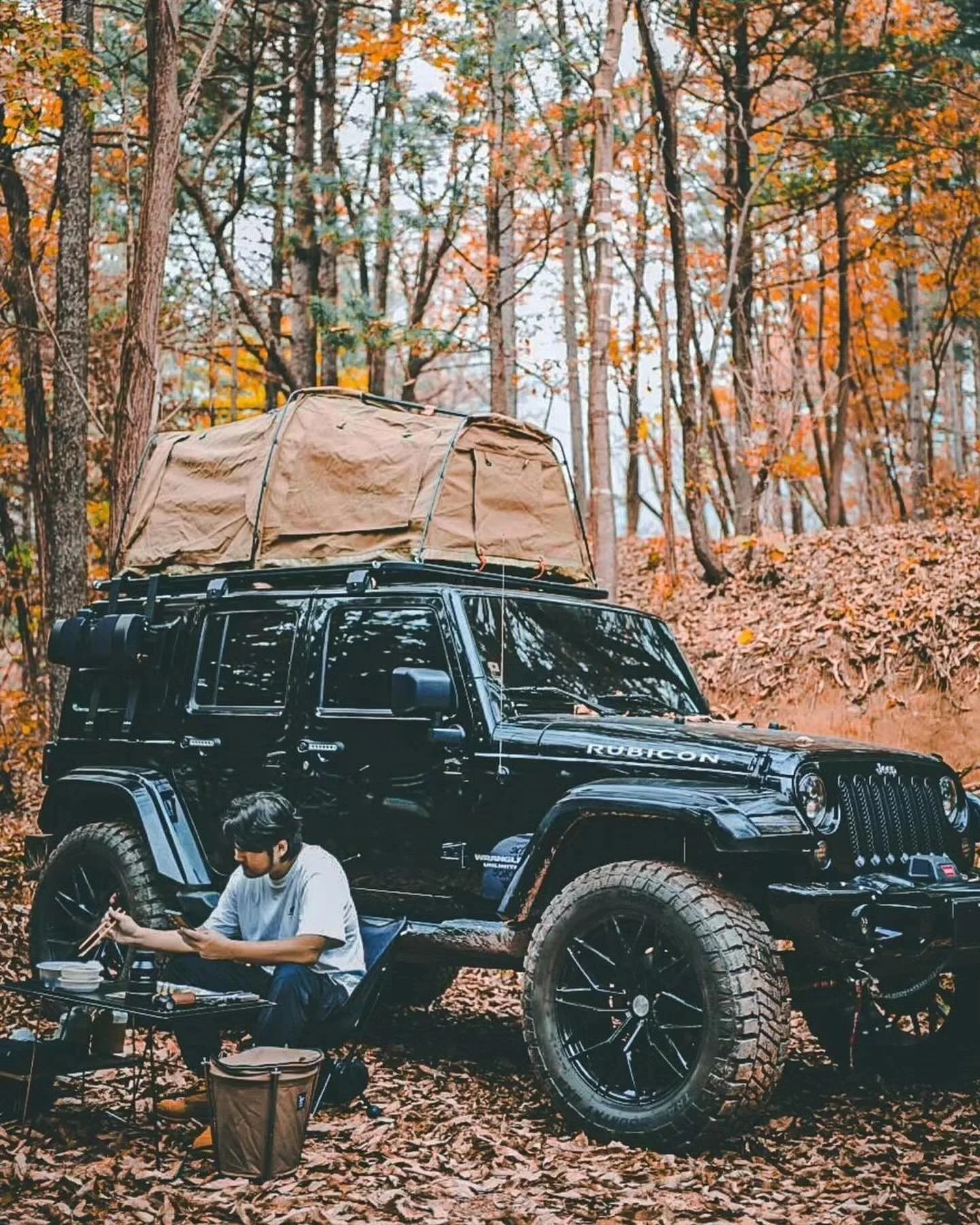 Repost from @tread_zero
&bull; #streethybridoffroad @initioforgedwheels 
&deg;
루프탑 텐트를 올리기엔
이마트 2.1m 주차장 층고를
포기 할수가 없었다

#jeep #wrangler #autocamping
#camping #rooftop #darche
#dirtydeeds #darchedirtydee
#initioforged
#지프 #랭글러 #캠핑 #다치 #더티디