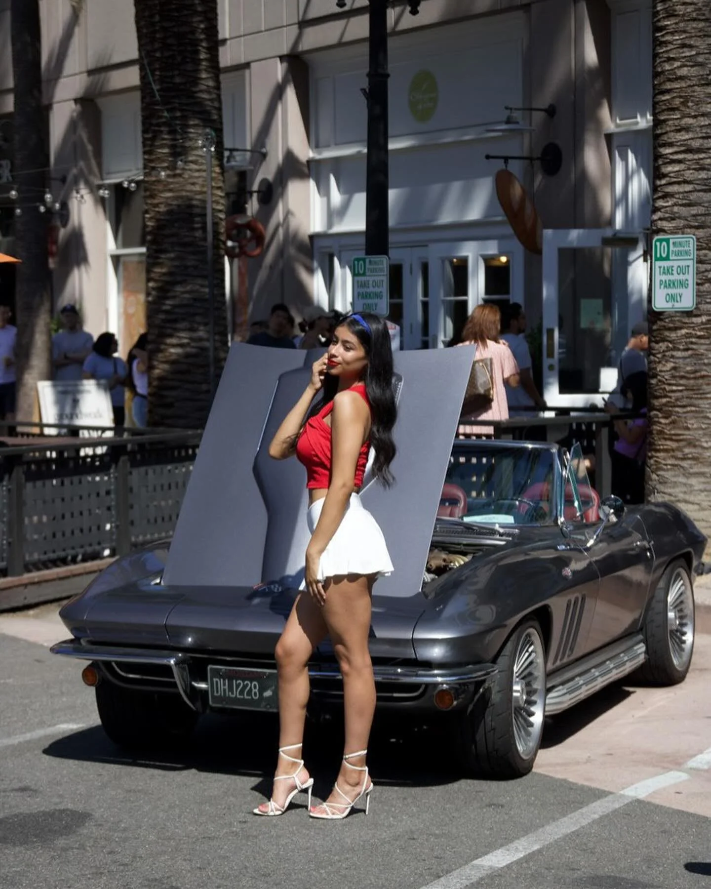 Brought to you by: @carsandcoffeeclassics  model: @_zoe.diaz_ 📷 @rickysnapzz