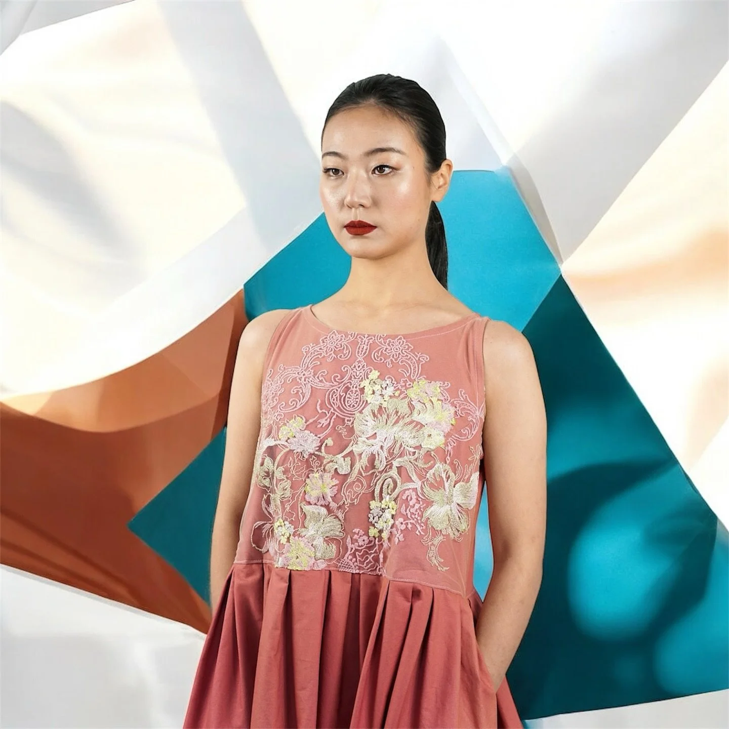 colour, texture, movement πΊ the coral bloom dress brings art into your wardrobe — now online at www.rosinha.com.au ⨔
#fashion
#ootd
#styleinspo
#statementdress
#artwear
#boldfashion
#colorfulstyle
#fashiondesigner
#fashionstyle
#instaf
