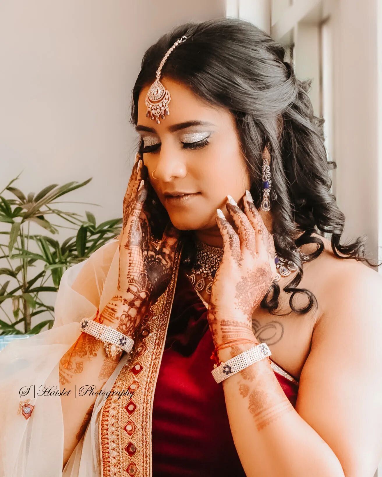 🌿What a beautiful bride!! 🌿

Hair/Makeup :@hairbydianaperez 
&bull;

&bull;

#bridalportraits #indianweddings #weddingsinghana #hennainspire #bridesofinstagram #bridedress #weddingphotographer #norfolkvaweddingportraitphotographer #vabeachfamilypho