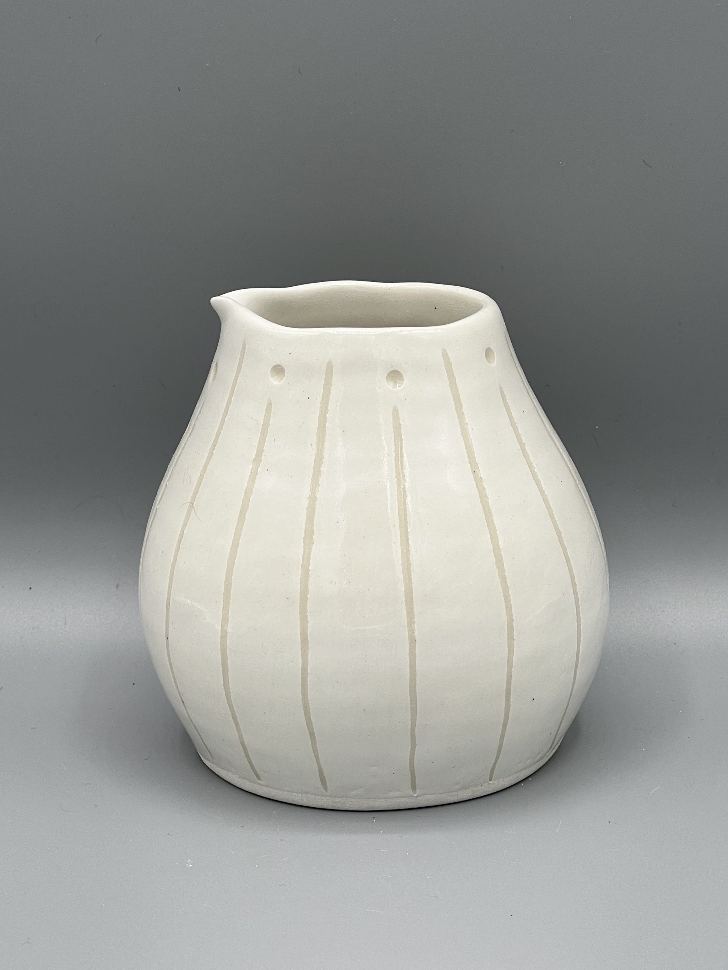 9_White Gloss Pourer_10x8_70.jpeg
