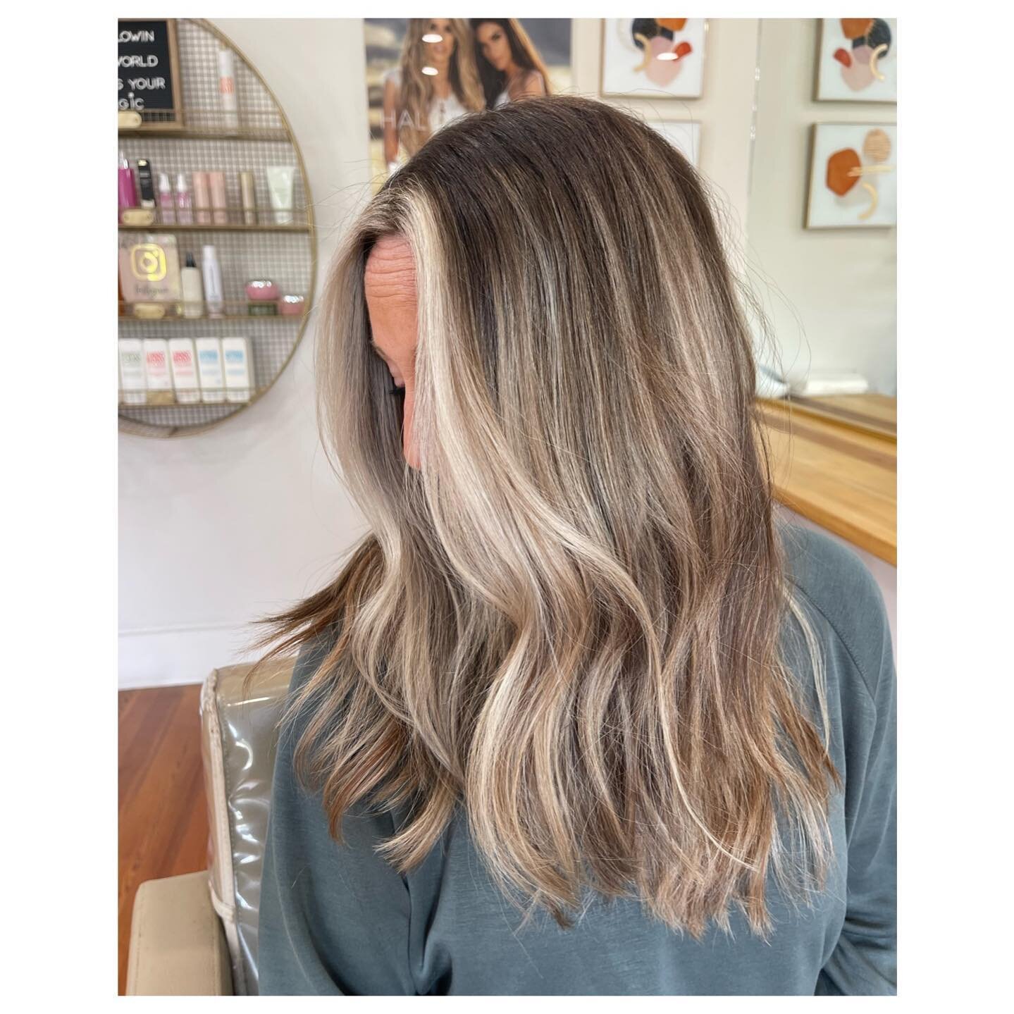 Gorgeous root melt with a bright &amp; bold money piece 🤩

Shadow root @shades_eq 6N,6T,7N
All over gloss @shades_eq 10N, 10VV, 9P
@redken 
@behindthechair_stylist 
@behindthechair_com 
@hairbrained_official 

#coloreducation #crafthairdresser #cuta