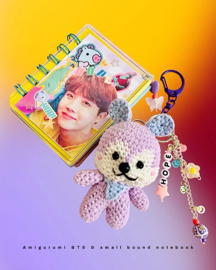 Last year I made this birthday present for a friend!🎂 At the time I was really into making keychains and book binding 🙃  Actually, seeing this again makes me want to get back into it lol. I followed a YouTube tutorial for the Amigurumi (honestly I 