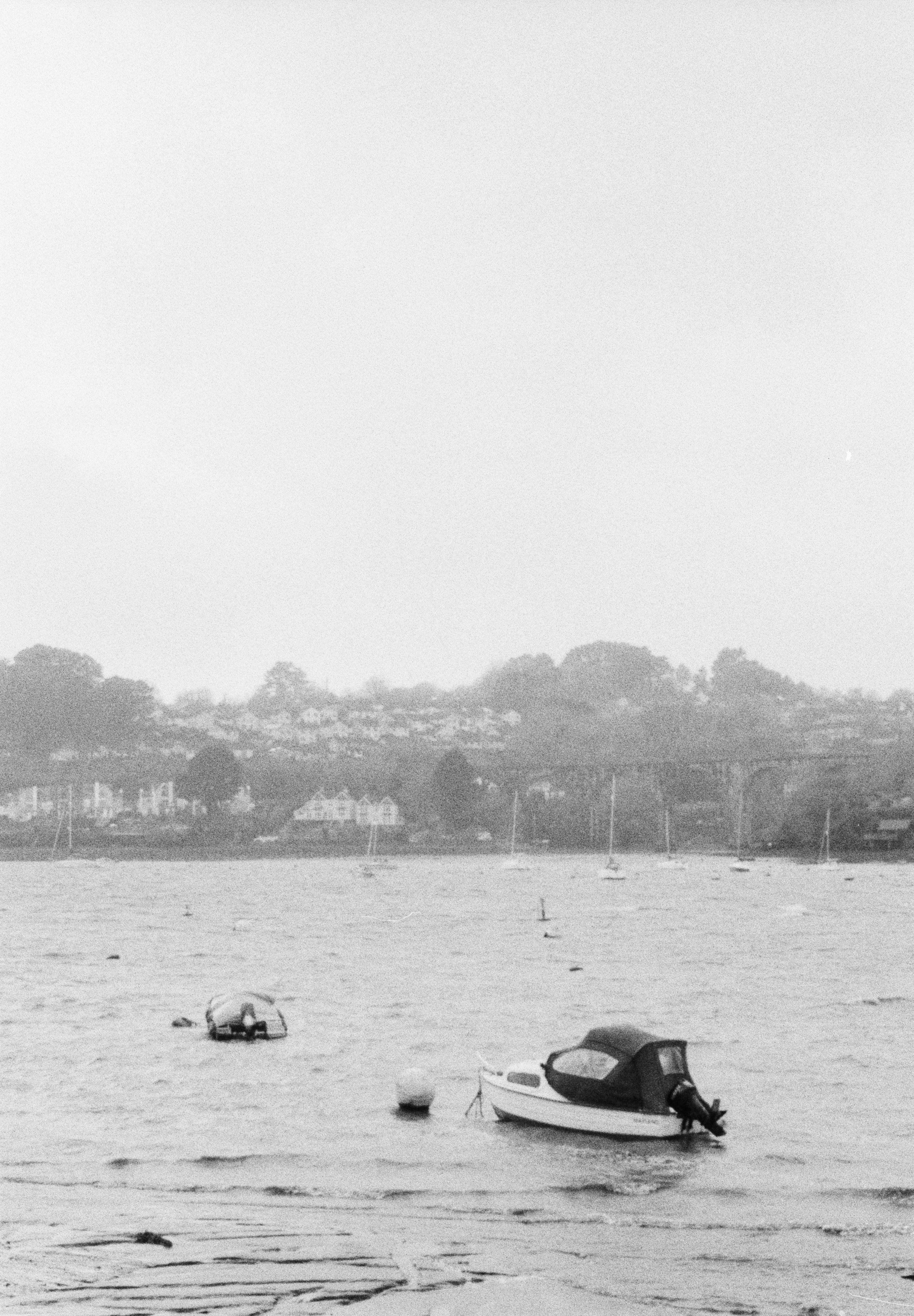 Kentmere 200 A 061225 (13) Samsung IBEX 2X (crack).jpg