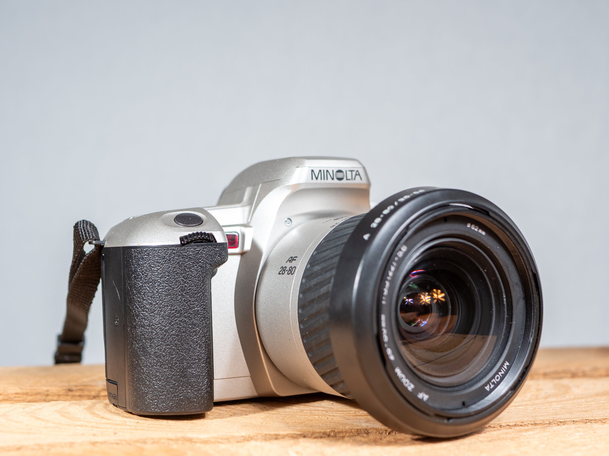 Minolta Dynax 404si SLR & 28-80mm f/3.5 – 5.6 AF Lens