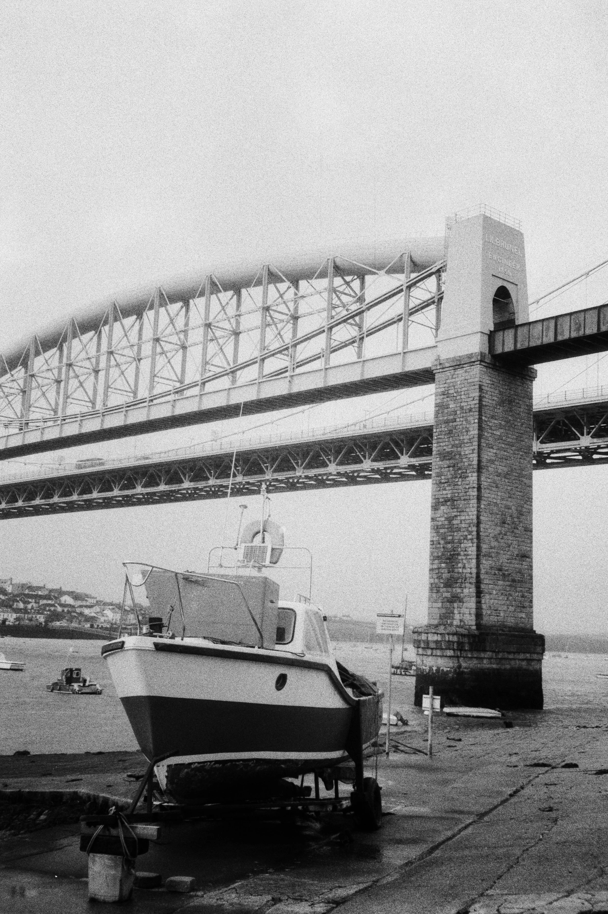 Kentmere 200 A 061225 (11) Samsung IBEX 2X (crack).jpg