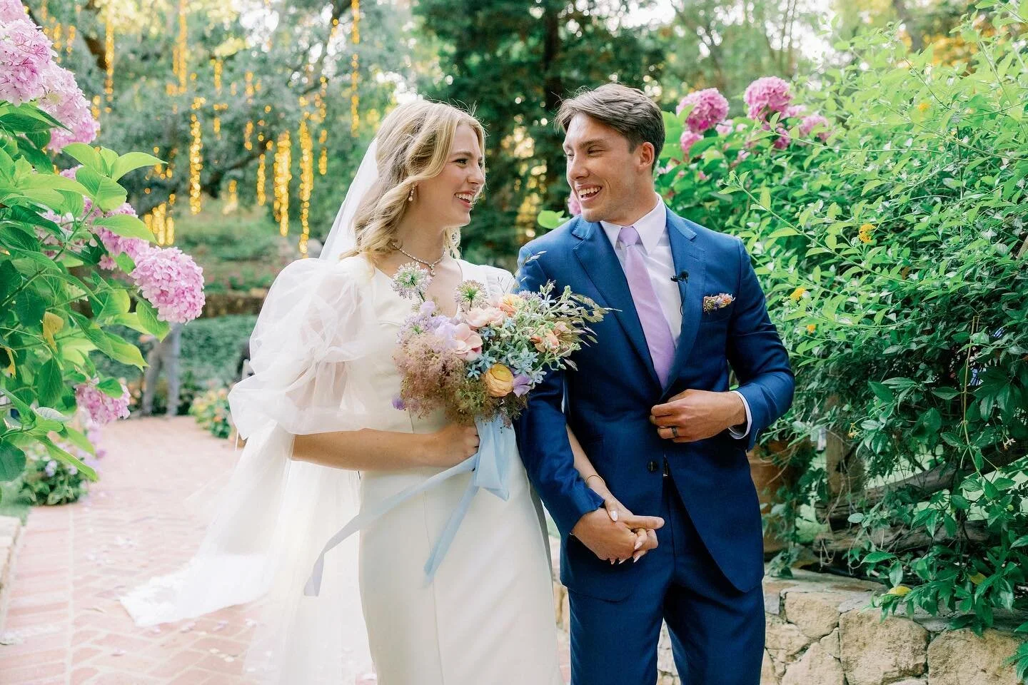 Modern romantic design with beautiful fresh colors 💕💜 ✨🌼🌸our Harp & Cello added the elegant timeless feel to the Ceremony. Swipe ⬅️ to hear our music💖
.
.
.
📸photos by @caitlinalohilaniphoto 💕
.
.
.
@calamigosevents 
@caitlinalohilaniphoto