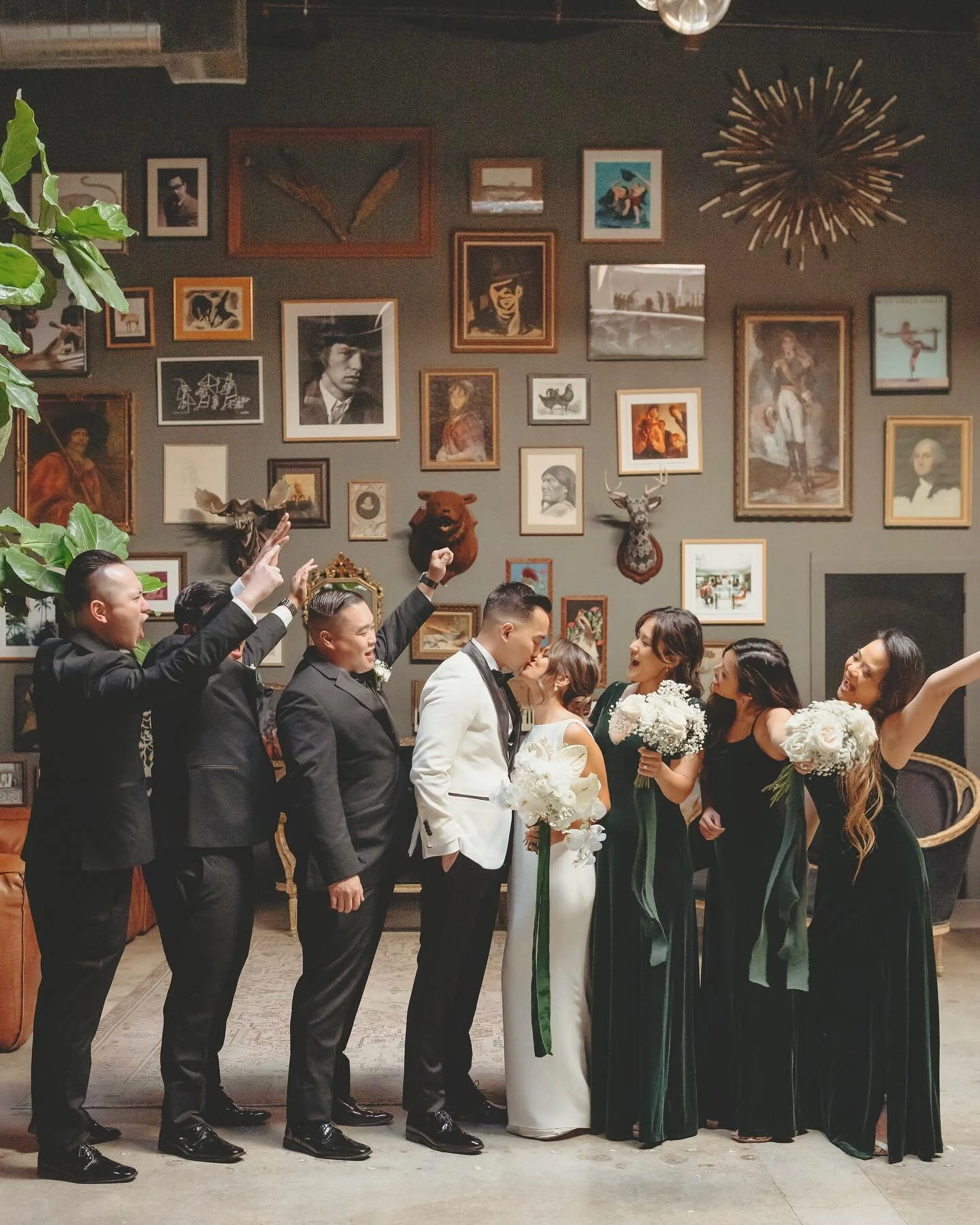 An eclectic contemporary design with accent velvet green wedding 💚💍✨ Our harp & cello duo was a perfect retro touch at the @playastudios!
Thank you @carmelissephotography for sharing these beautiful photos! And congratulations to @goingoutwith