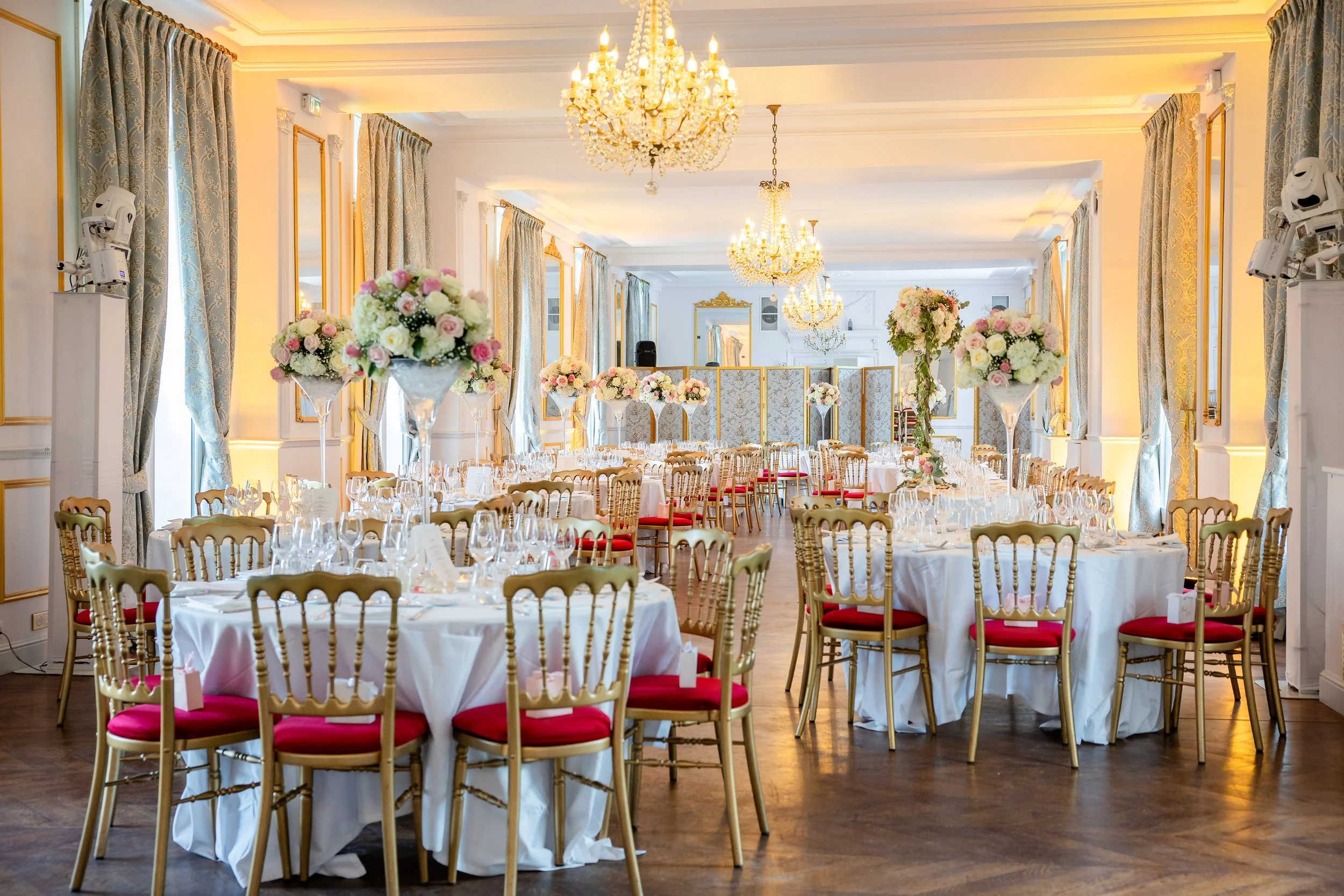 Salle de réception élégante et décorée pour un mariage de luxe au Château d’Aveny dans le Vexin, tables fleuries et ambiance chic – photo Stéphane Bourgeon Photography