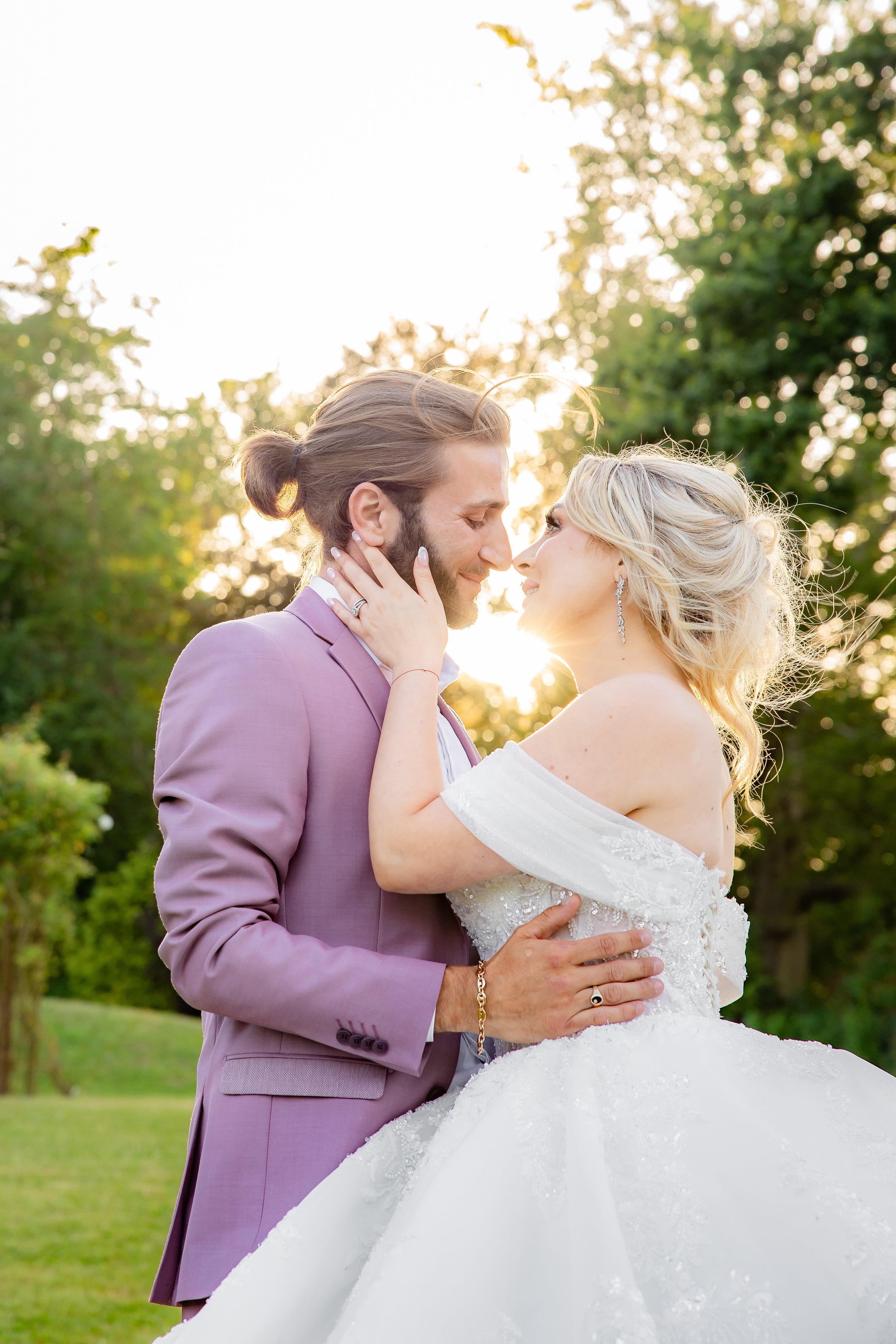 Mariage de luxe au Château d’Aveny, couple élégant au coucher de soleil dans un cadre raffiné – Stéphane Bourgeon Photography