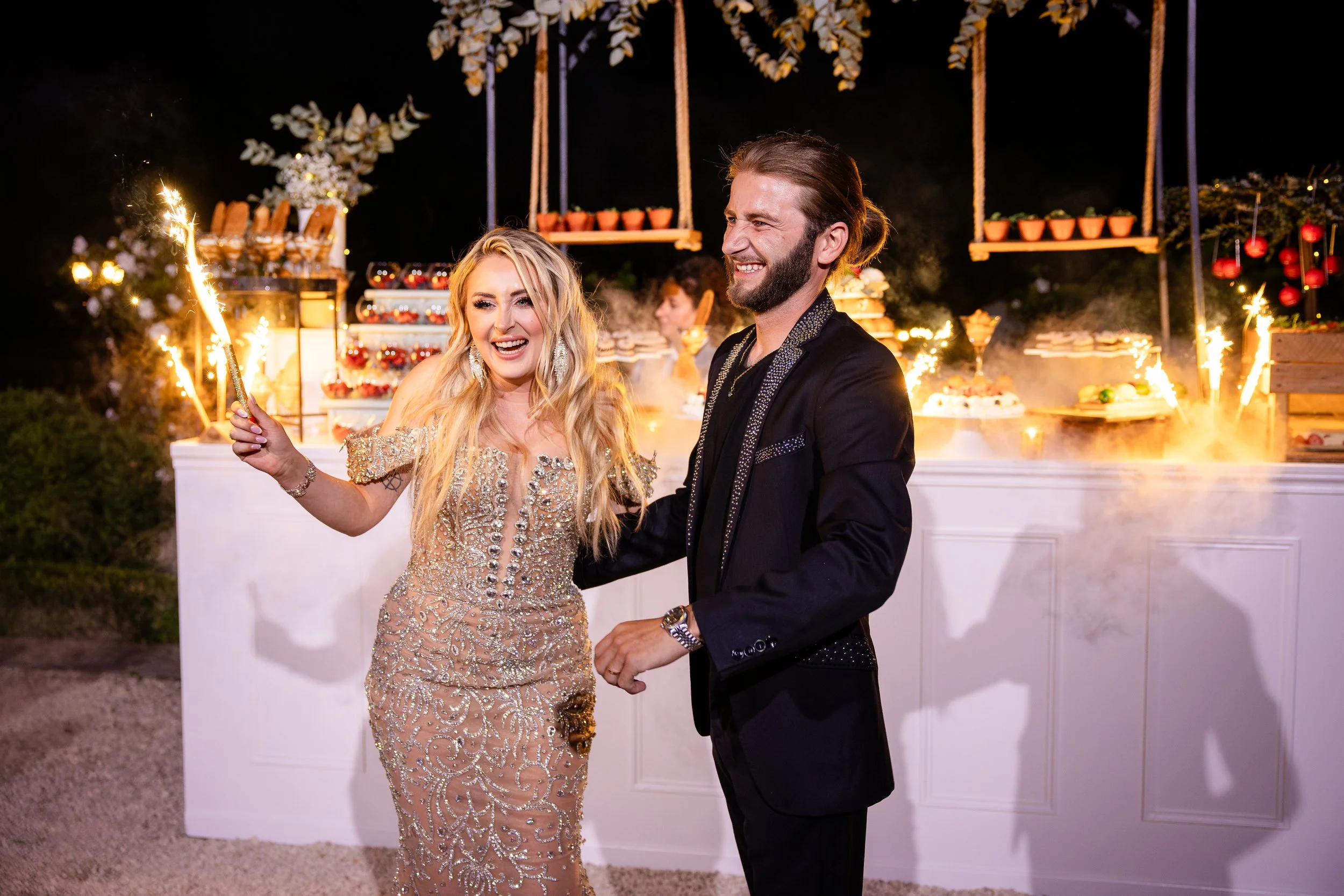 Soirée de mariage au Château d’Aveny dans le Vexin, les mariés célèbrent avec des étincelles lors d’une fête élégante et festive – photo Stéphane Bourgeon Photography