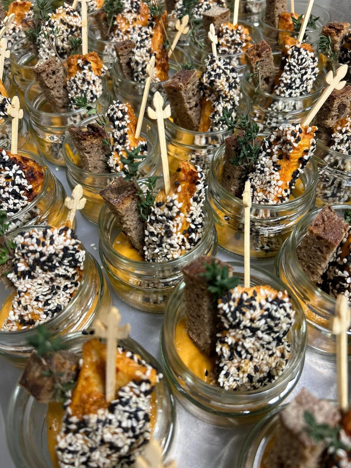 Mikrogläser mit Vorspeisen, belegte Brotscheiben, Sprossen, überall kleine Essensportionen auf einem Tablett Firmen Catering Wiesbaden