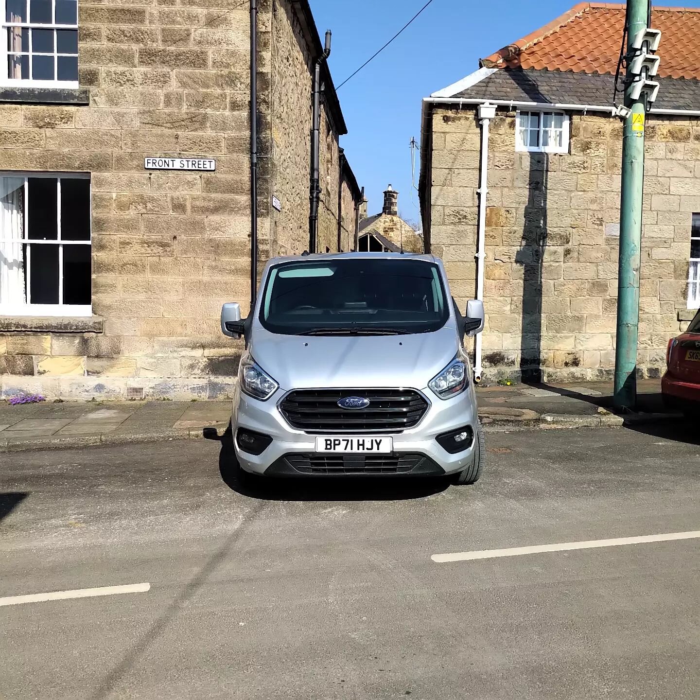 Bit of a tight squeeze today in Glanton. I breathed in as much as I could and tried reversing but with only a few cm either side took the sensible decision and carried the store to its new home! 

#Norskved #logstores #logburner #woodenlogstore  #nor