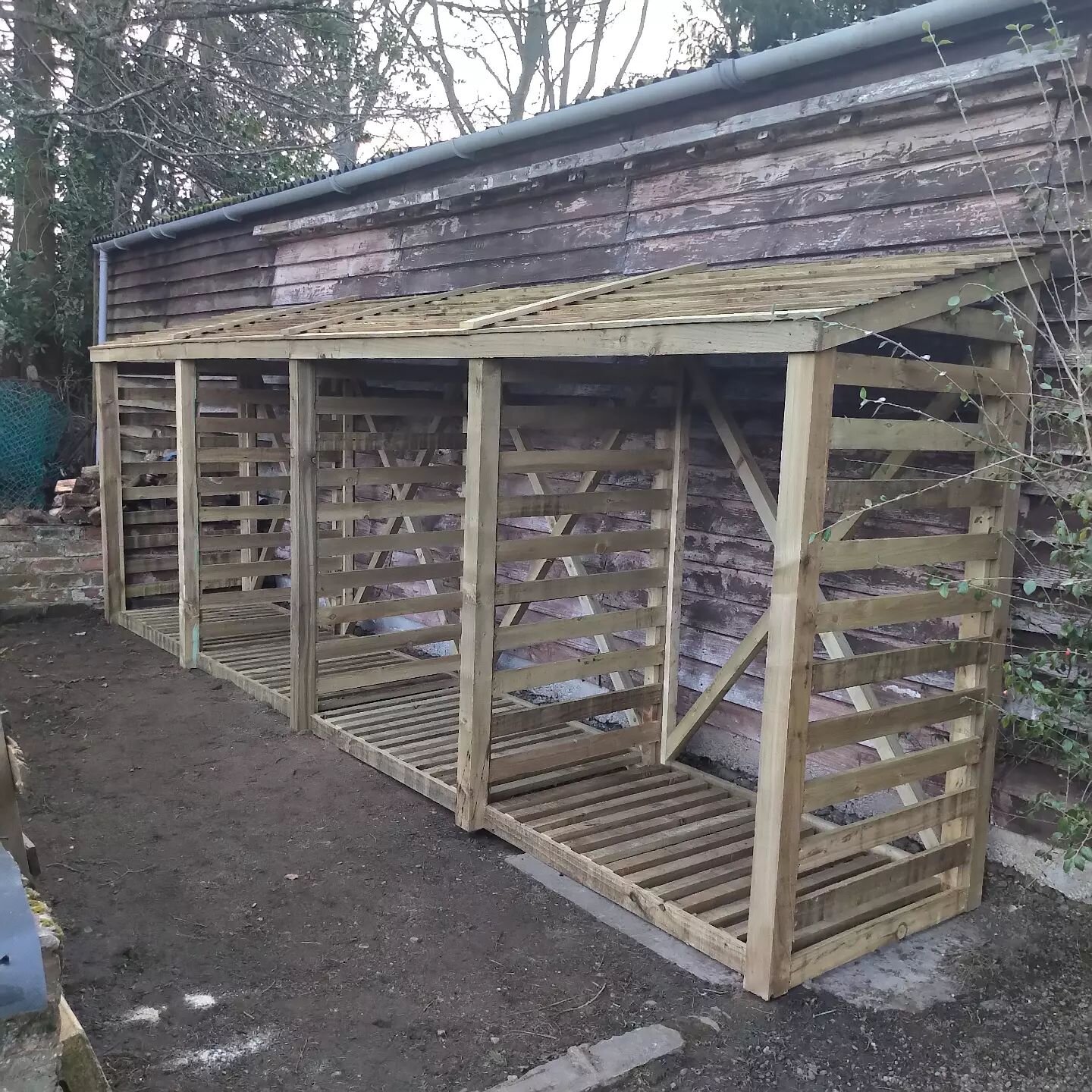 Long day yesterday but just managed to get this bad boy finished as the sun was setting. I've storm arwen to thank for this order, they're not going to be short of logs for a wee while!

#logstores #logburner  #logstore #woodstore  #woodburningstove 