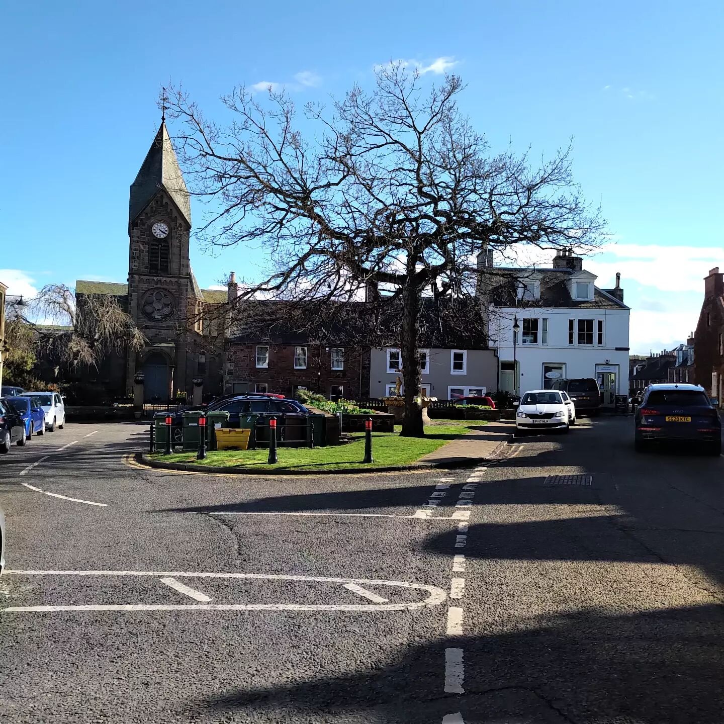 From Fife to East Linton with another order, big difference in the weather here but no African drumming. 😞

#logstore #woodstove #eastlothian #eastlothianlife #logstores #woodstore #woodburningstove #eastlinton