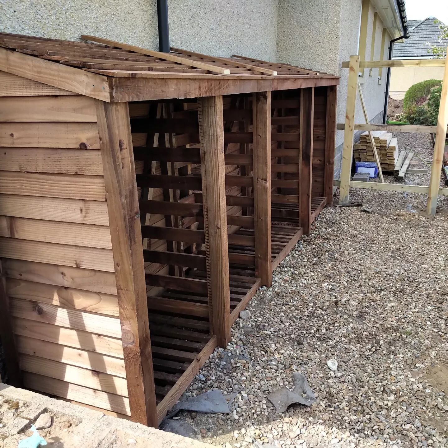 This week's bespoke log store project had an added twist of having to fit it round a drainpipe. Thankfully the customers measurements and my construction came together as planned! 😅

#logstores #logburner  #firewoodstorage  #firepit #woodstore #wood