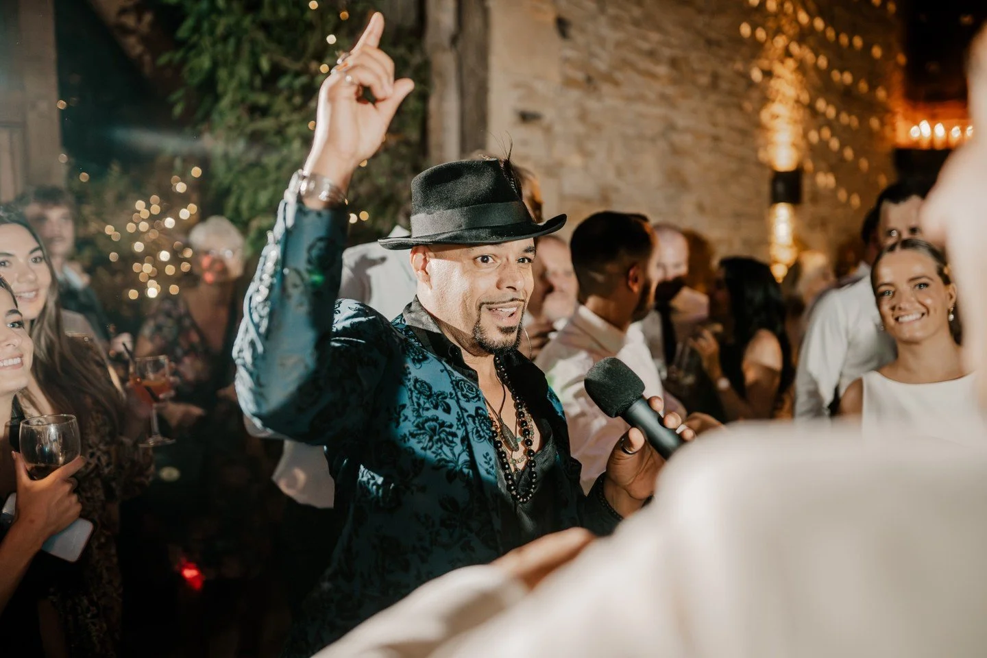From first dance to last song, Chloe&rsquo;s wedding at @crippsandco in Cheltenham was pure magic! Thanks for having us&mdash;it was an honor to bring the party! ✨🎤🕺

📷 @weddingsbyar

 #weddingplanning #weddingmusic #bandsforhire #bandsincheltenha
