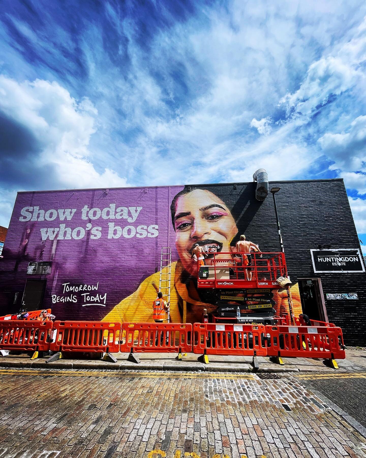 LONDON #london #streetart #streetartist #streetartphotography #streetartistry #streetartlondon #streetphotography #streetphotographer #londonlife #londonstreets #colours #londoner #eastlondon #shoreditch #ldn