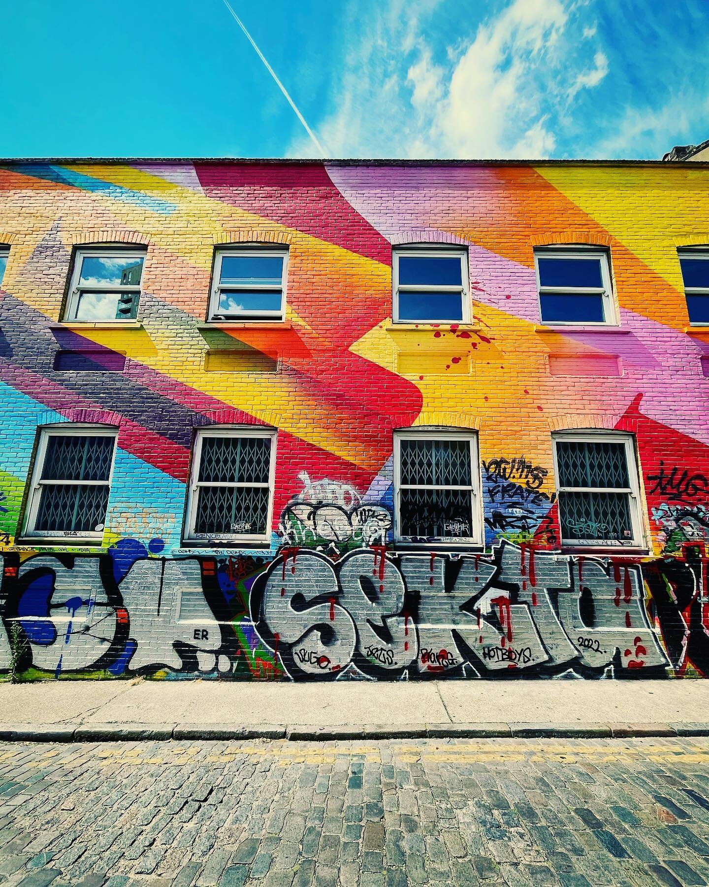 LONDON #london #streetart #colour #colours #rainbow #rainbow🌈 #streetartist #streetartistry #colourful #happy #positivity #streetartphotography #streetphotography #streetphotographer #lovelondon #londonstreets #londonlife #londonforever #eastlondon 