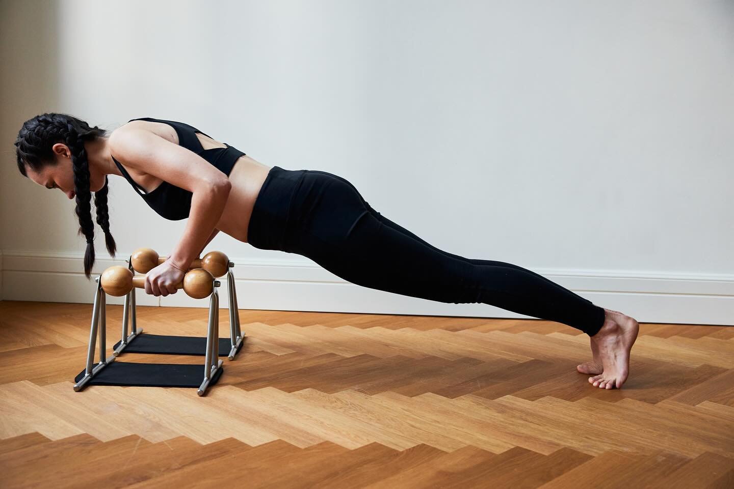 Classical Pilates offers many special devices. We use #gratzpilates push up devices to challenge you and build upper body core muscles and strengthen your chest and arms.

📸 @yveadore 
@angelinarytschi

#privatepilates  #pilatesstudiofrankfurt #pila