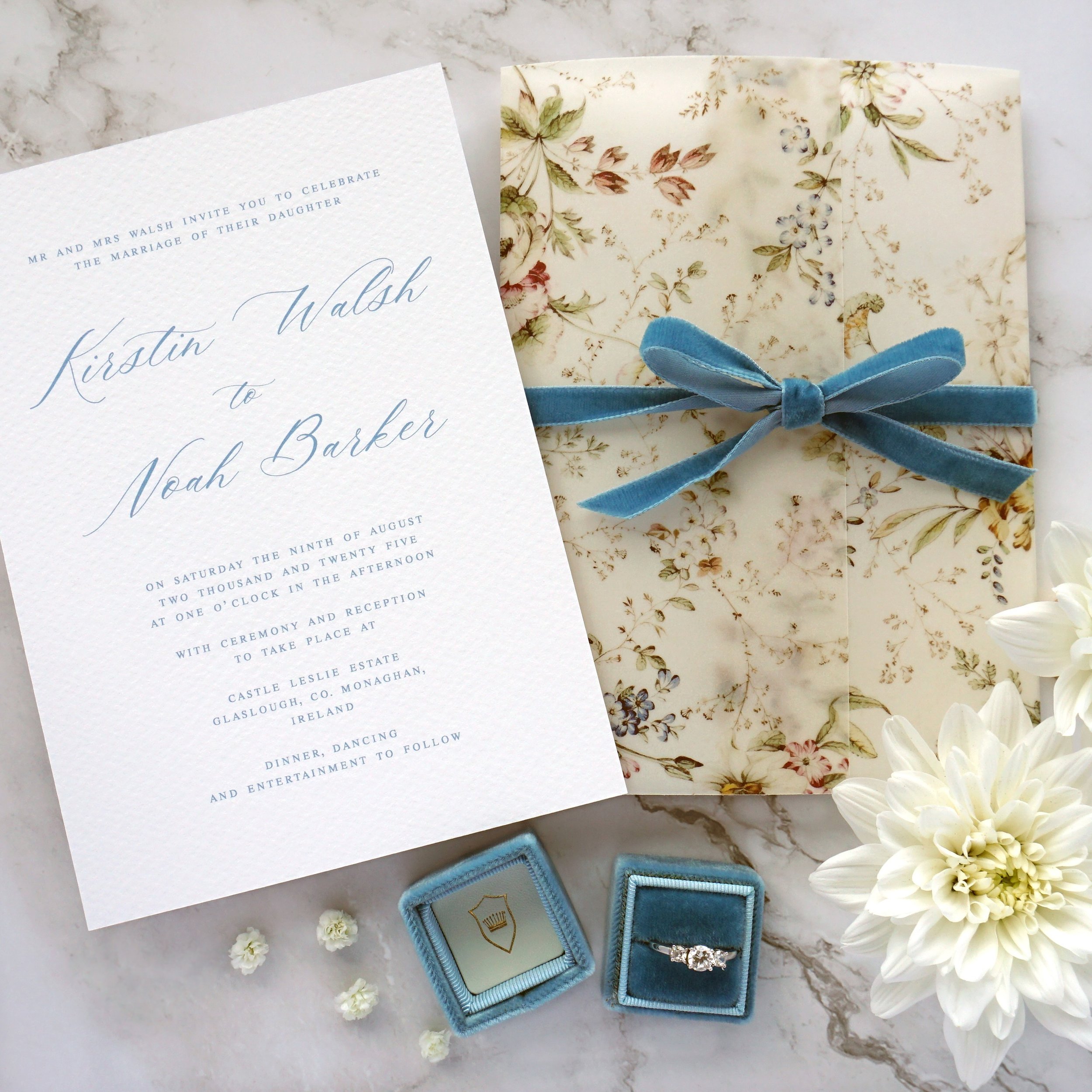 KIRSTIN - Delicate floral garden vibes are here with the Kirstin suite. Printed on luxurious Italian cardstock and wrapped in a printed vellum jacket, this suite has it all, it&rsquo;s even tied up in a velvet bow!
.
.
.
#weddingstationerysample #sam