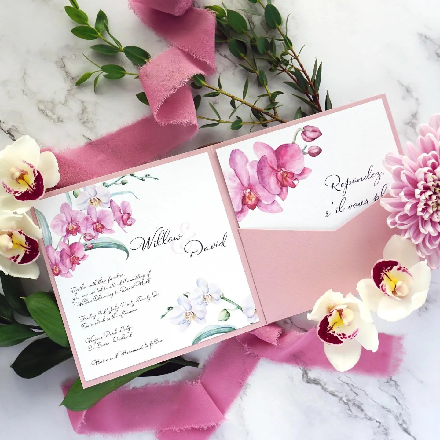 WILLOW - The Willow suite is a luxury pocketfold invitation, including RSVP and info cards, finished with a matching bellyband and a crisp white envelope. Do you find yourself falling for this one?
.
.
.
#weddingstationery #weddinginvitation #pocketf