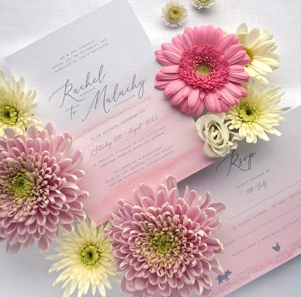 RACHEL - Watercolour wonders! This artistic suite offers beautiful hues of pink and grey throughout with delicate type to catch your eye. Consider including menu choices on your RSVP with handy symbols to indicate meal selections
.
.
.
#weddingstatio