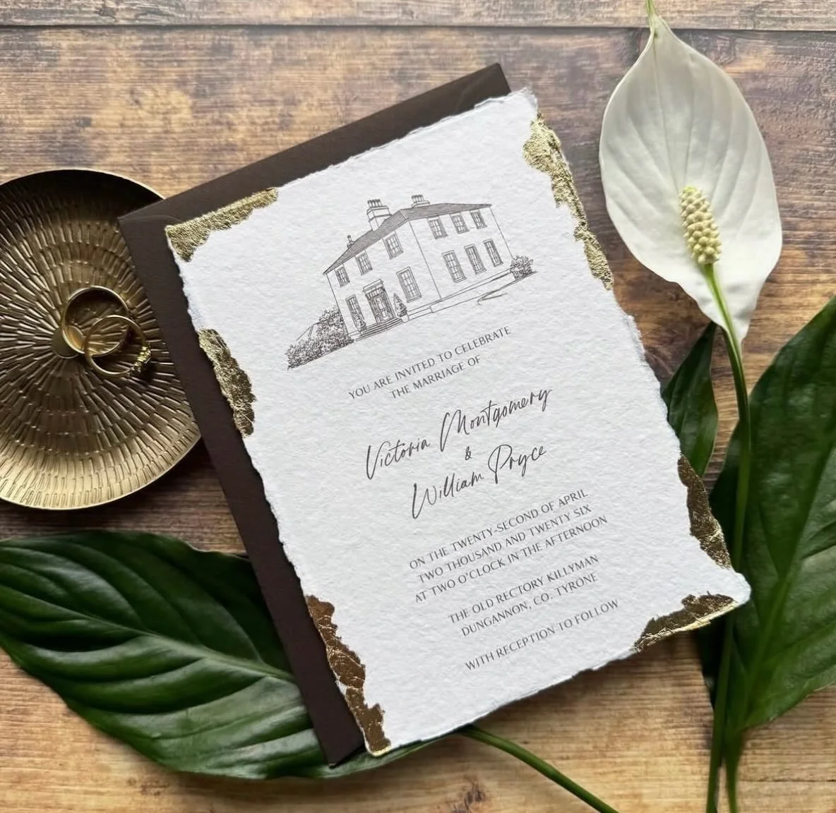 VICTORIA - Featuring a bespoke hand drawn venue illustration on handmade ivory paper, with gold leaf detailing and a cocoa toned envelope, the Victoria suite is a little piece of luxury to hold in your hands
.
.
.
#weddingstationery #weddinginvitatio