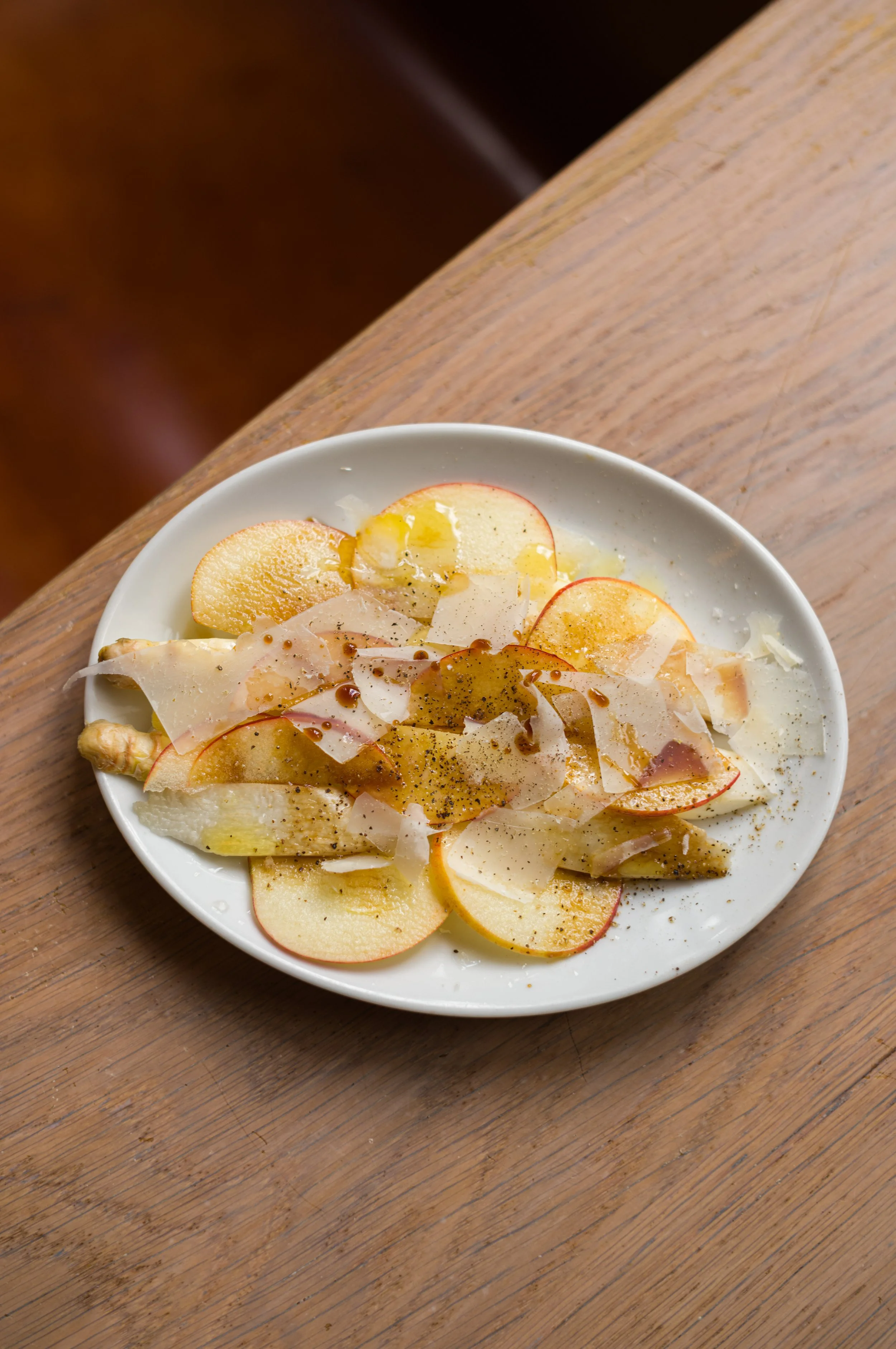 raw white asparagus