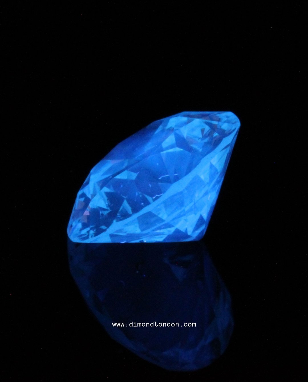 Fluorescence in diamonds, caused by nitrogen gas during formation, affects how a diamond reacts with UV light. Graded from none to intense, it results in the diamond glowing in varying shades of blue when put under UV light. 💎💙

-

Interested in di