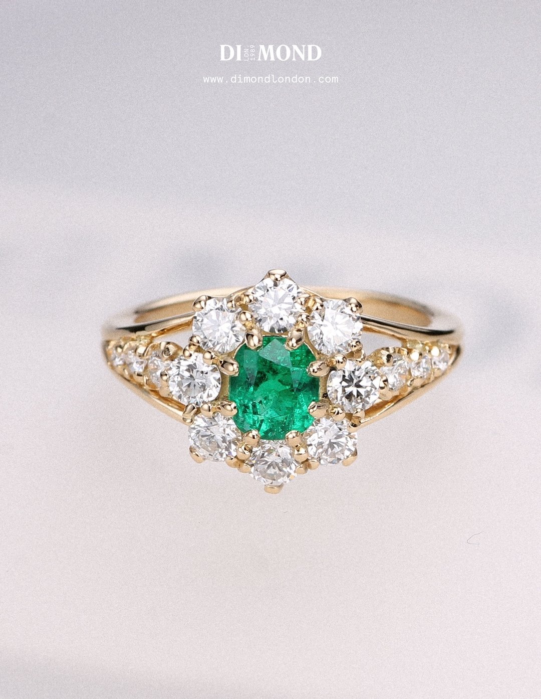 This Colombian emerald daisy-style ring has a vintage feel but with the high quality craftsmanship of a modern piece. Its split shank, decorated with small graduated round stones, reflects the classic style of vintage designs. 💚

The exceptional col