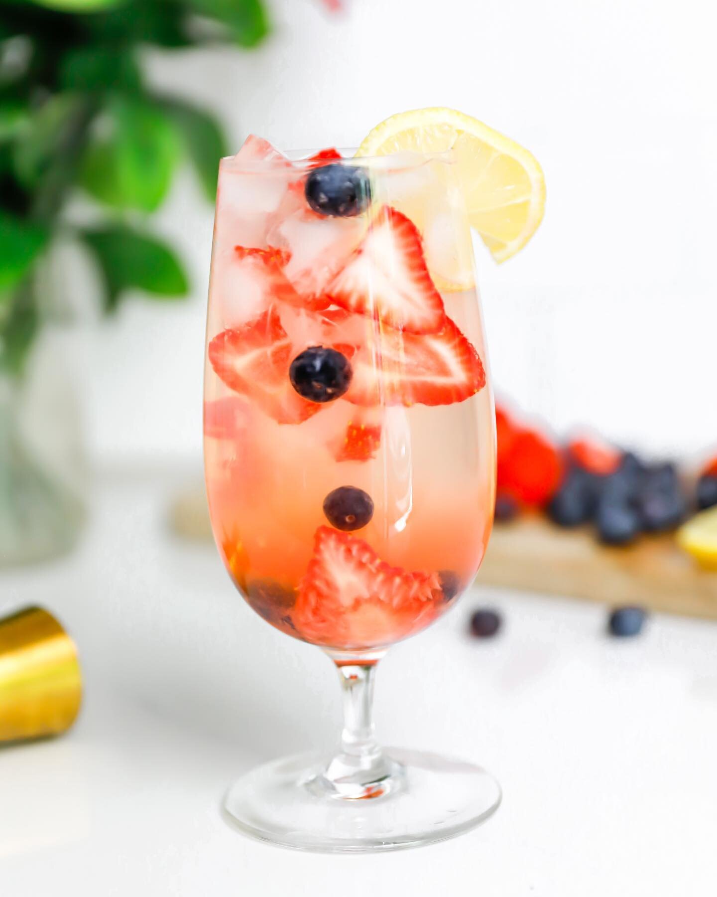 Berry Lemon Spiked Seltzer 🍓🤍🫐🍋

Memorial Day is almost here and this berry lemon spiked seltzer is perfect to stay hydrated while having fun! 

INGREDIENTS
* 2 ounces vodka
* 3 ounces lemonade
* sparkling water
* sliced strawberries
* blueberrie